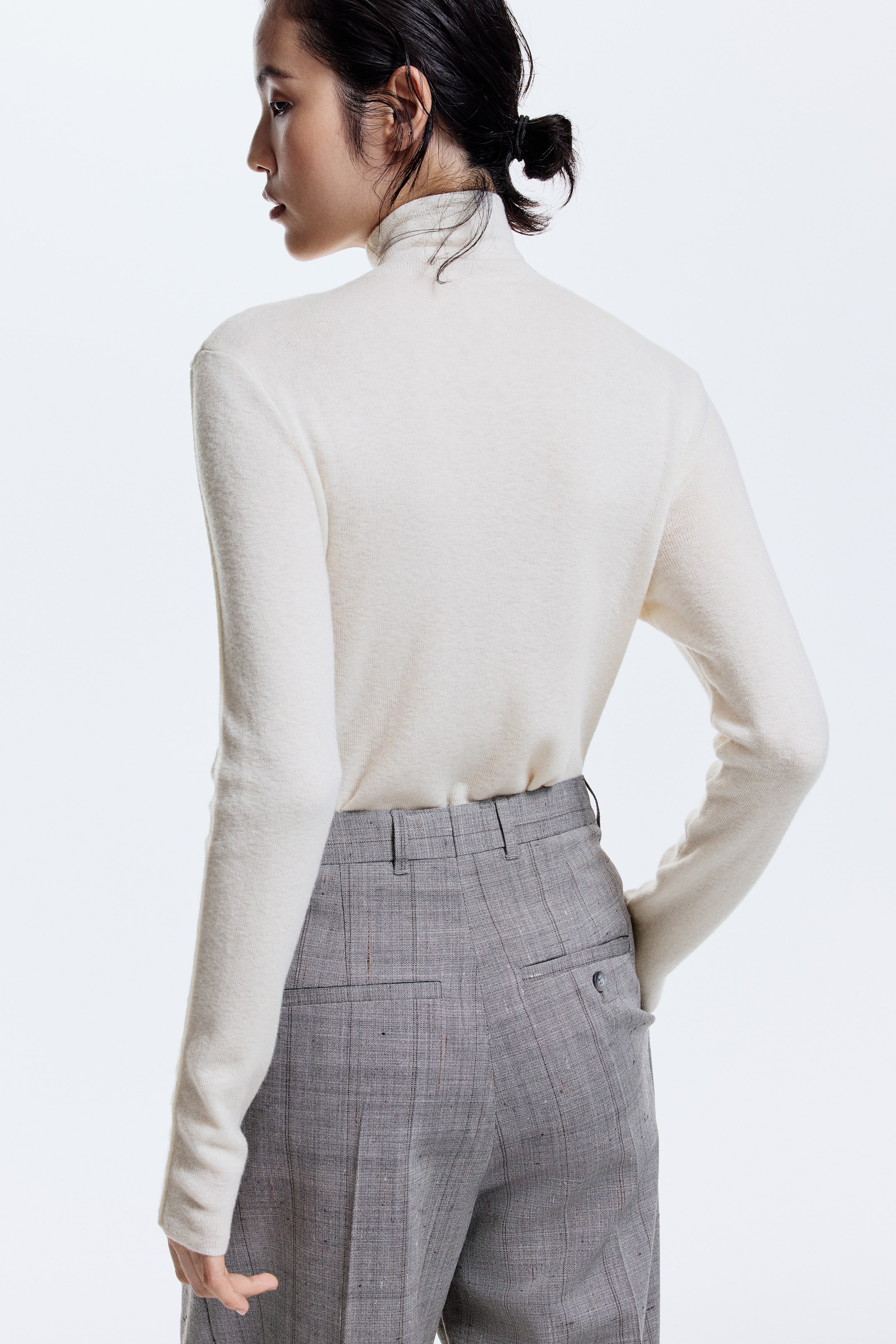 Näytä suurempi kuva: Vetoketjullinen kashmirsekoitteinen pusero - Kermanvaalea - NAISET | H&M FI 5