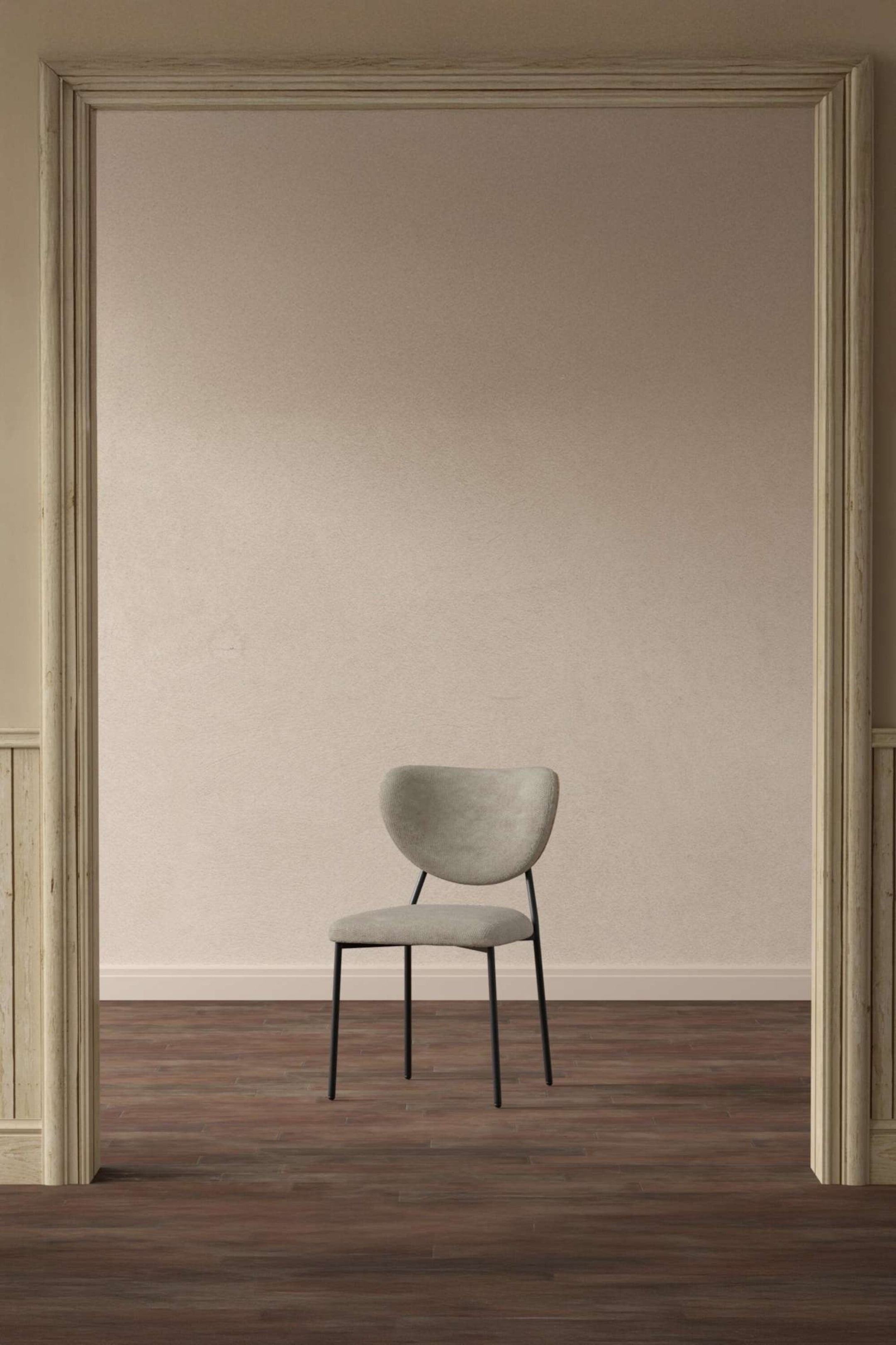Agrandir l'image: Une chaise avec un siège rembourré en gris clair et un dossier courbé qui est plus large en haut et se rétrécit vers le bas. Elle est soutenue par de fines jambes en métal noir et est légèrement inclinée, montrant son côté avant et gauche.