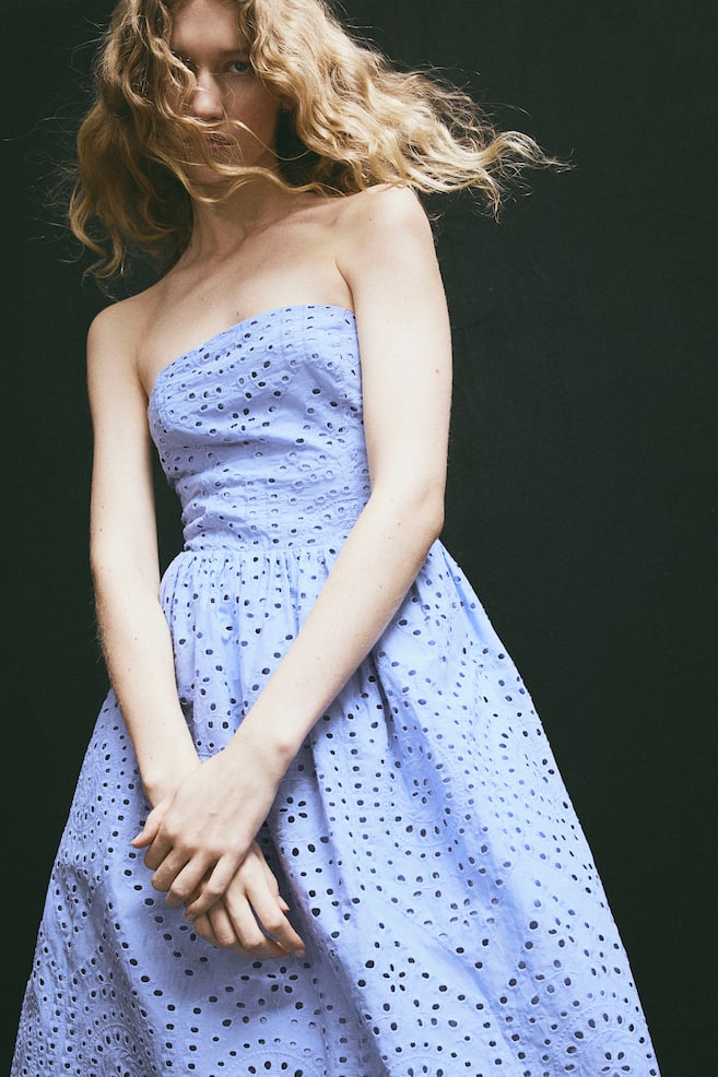 Bandeau-kjole i engelsk blonde - Lys blå/Sort - 3