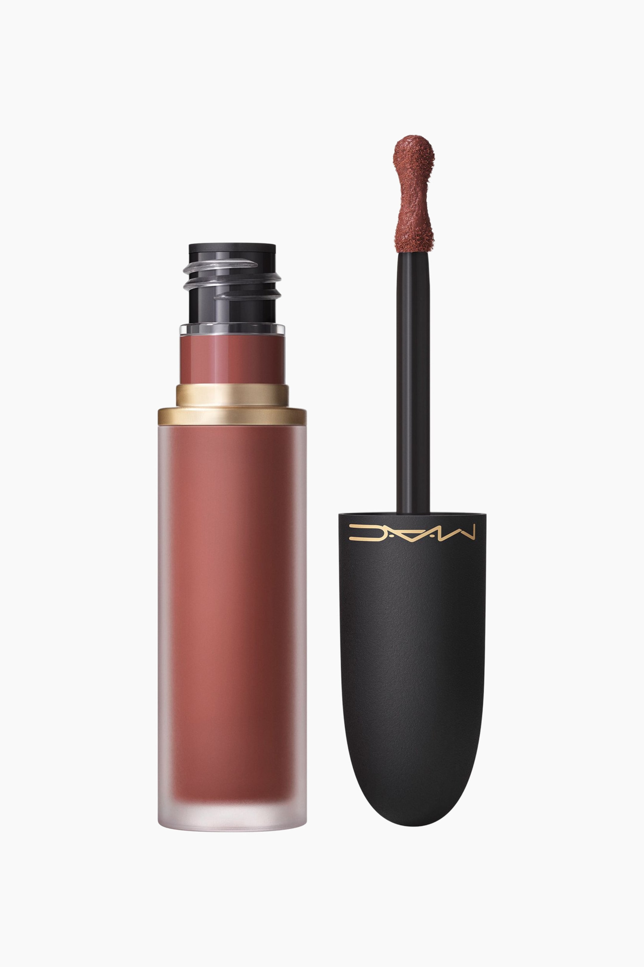 Visa större bild: En flytande läppstiftsprodukt presenteras, med en rektangulär frostad flaska innehållande en rödbrun nyans som står upprätt. Dess svarta matta lock, med en guld MAC-logotyp, visas avtaget och står bredvid flaskan, vilket avslöjar den svarta staven med en texturerad rödbrun hjorthovsapplikator.