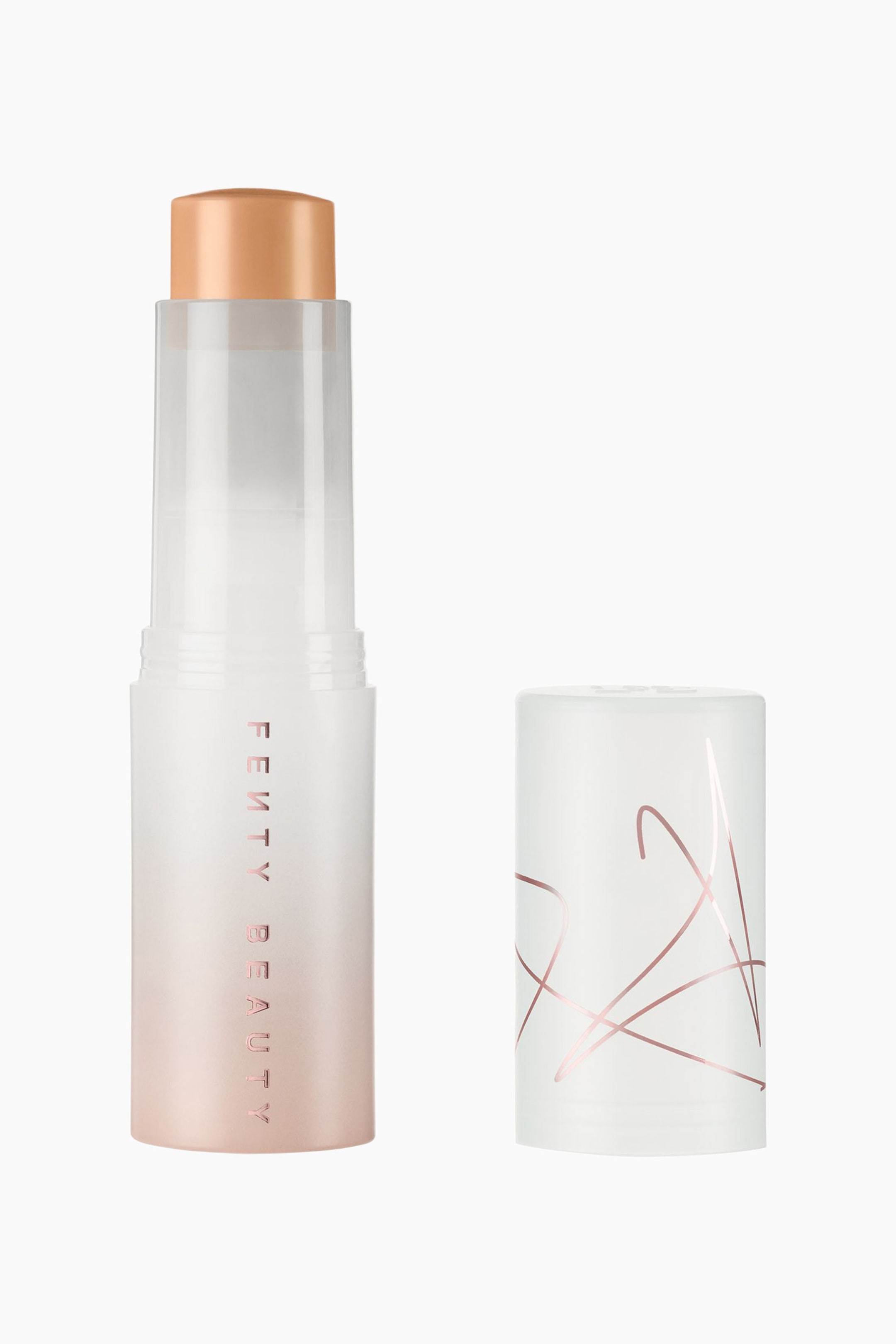 Visa större bild: En Fenty Beauty-makeupstick står upprätt med den persikotonade krämprodukten utdragen ur sin frostade vit- och roséguldsfärgade gradienttub. Det matchande frostade vita locket står bredvid och visar en abstrakt linjedesign i metallisk roséguld.