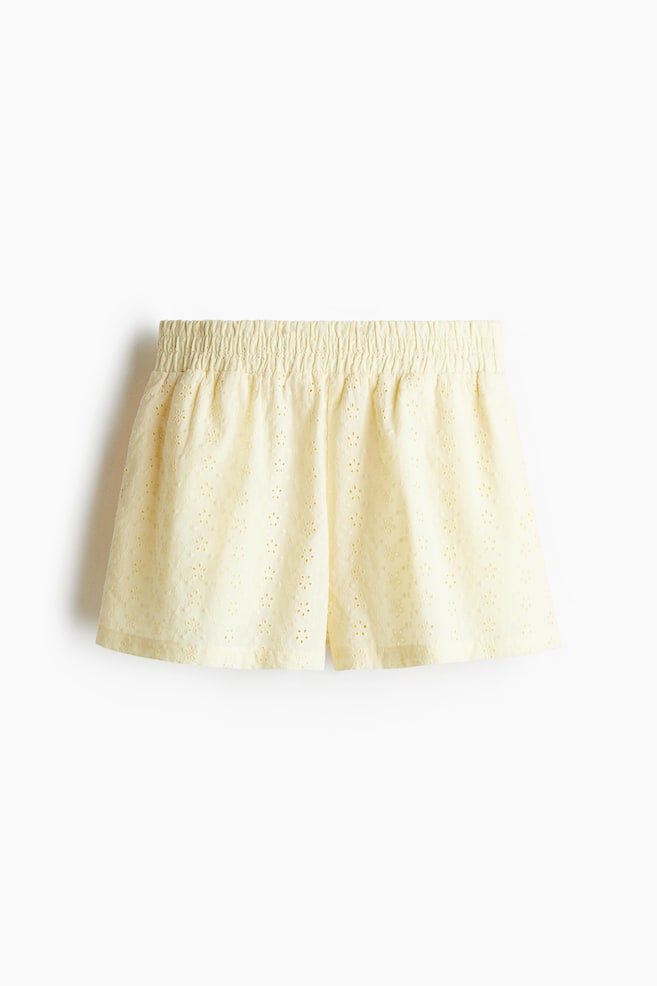 Hoch taillierte Shorts mit Broderie Anglaise - Hellgelb/Weiß - 1
