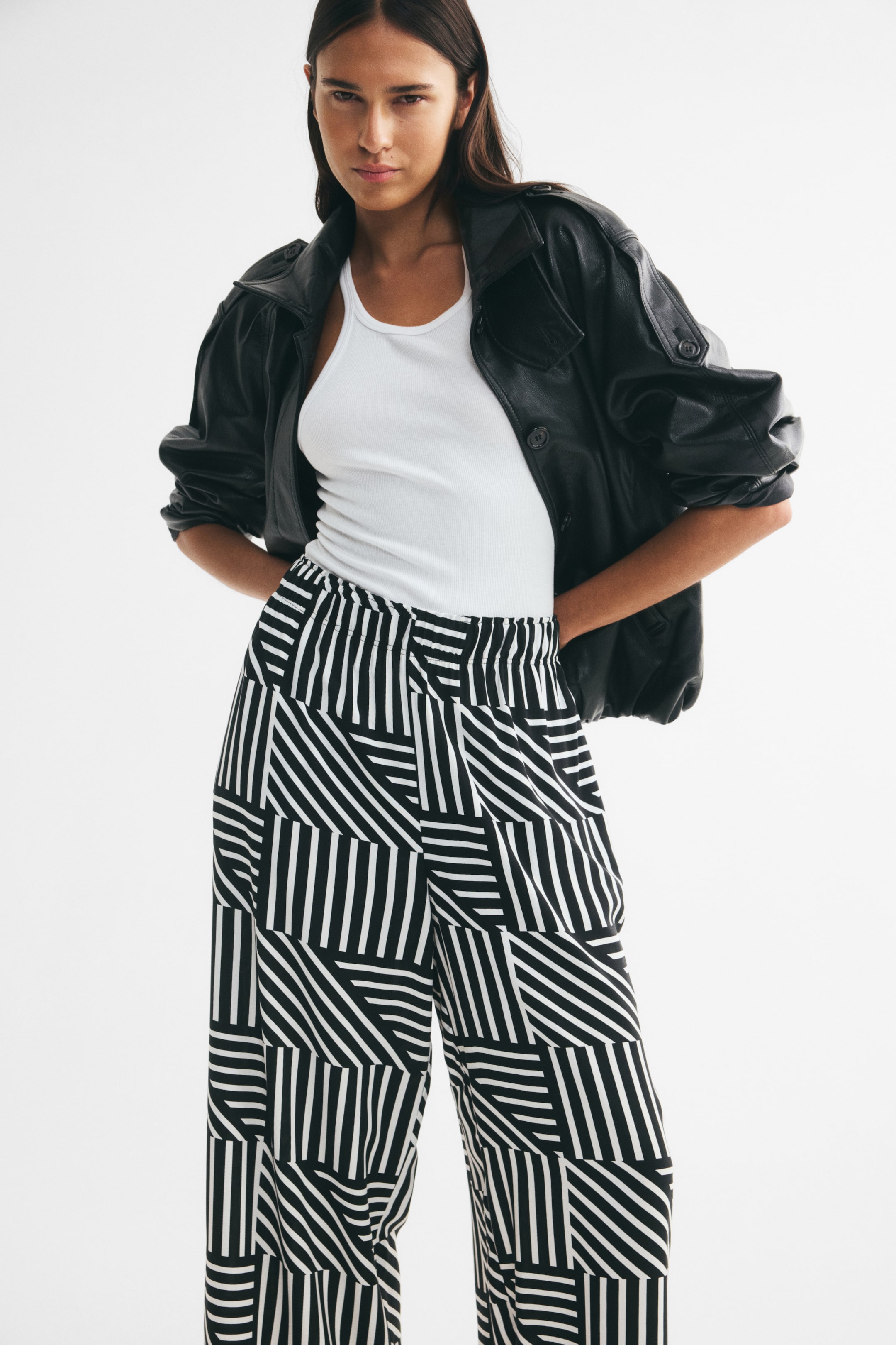 Ampliar la imagen: Pantalón sin cierre de viscosa - Negro/Diseño - Ladies | H&M MX 1