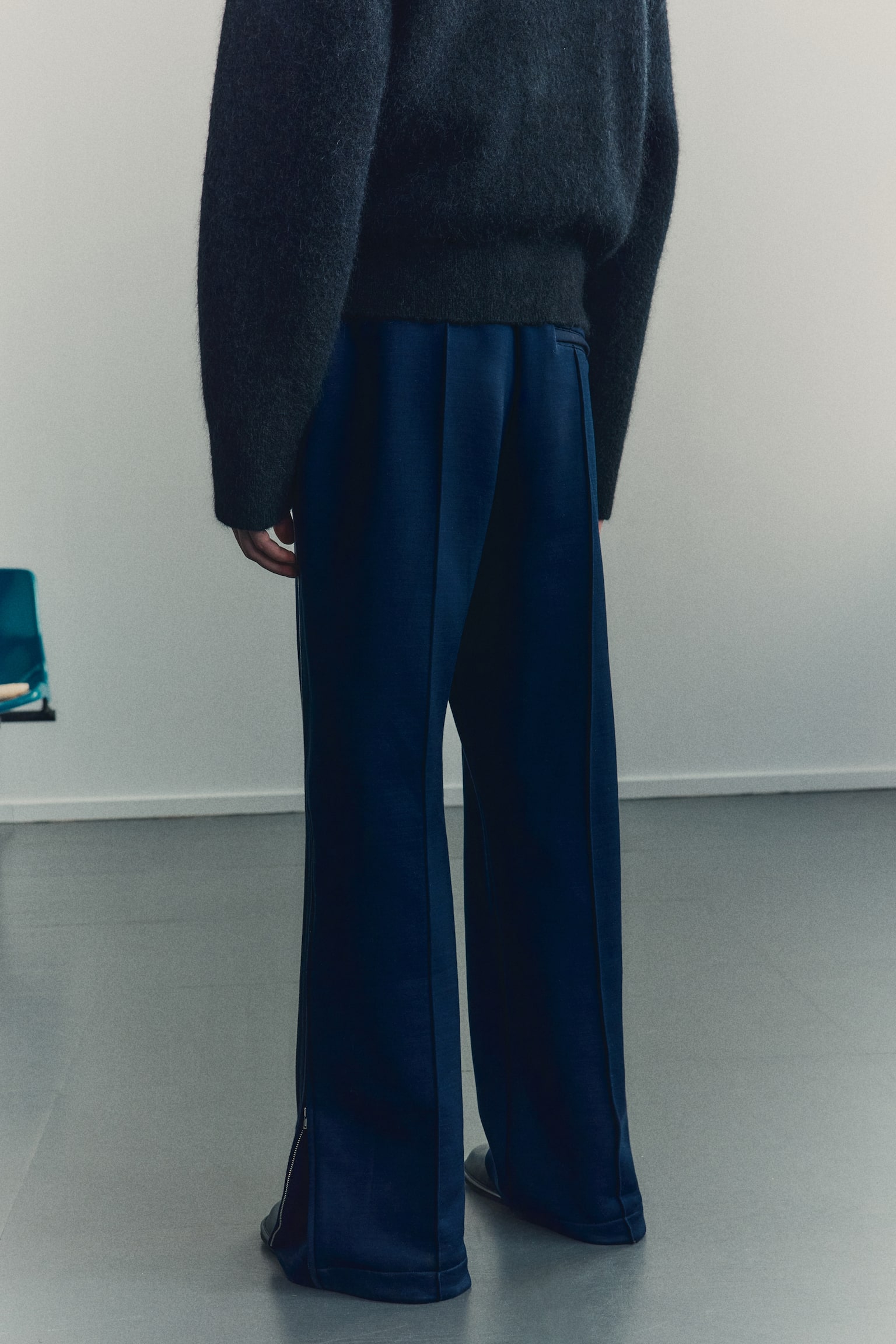 Rozszerzane spodnie sportowe Regular Fit - Ciemnoniebieski - 6