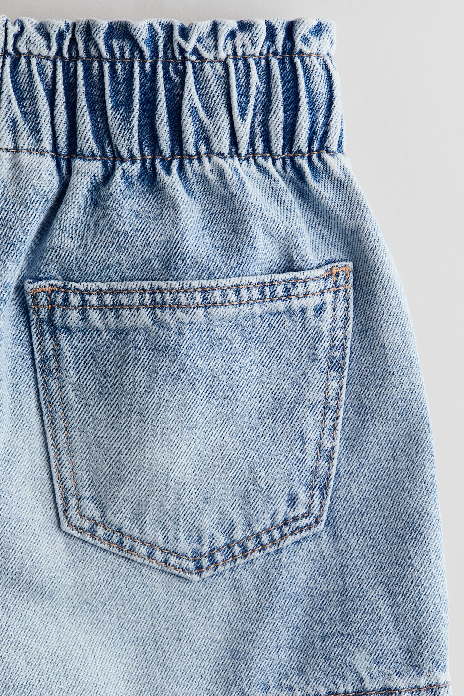 Short Coupe Flottante en denim - Bleu denim clair/Rose clair/Bleu denim clair/Rose clair/Vert denim pâle/Crème/Bleu denim clair/Bleu denim clair - 2