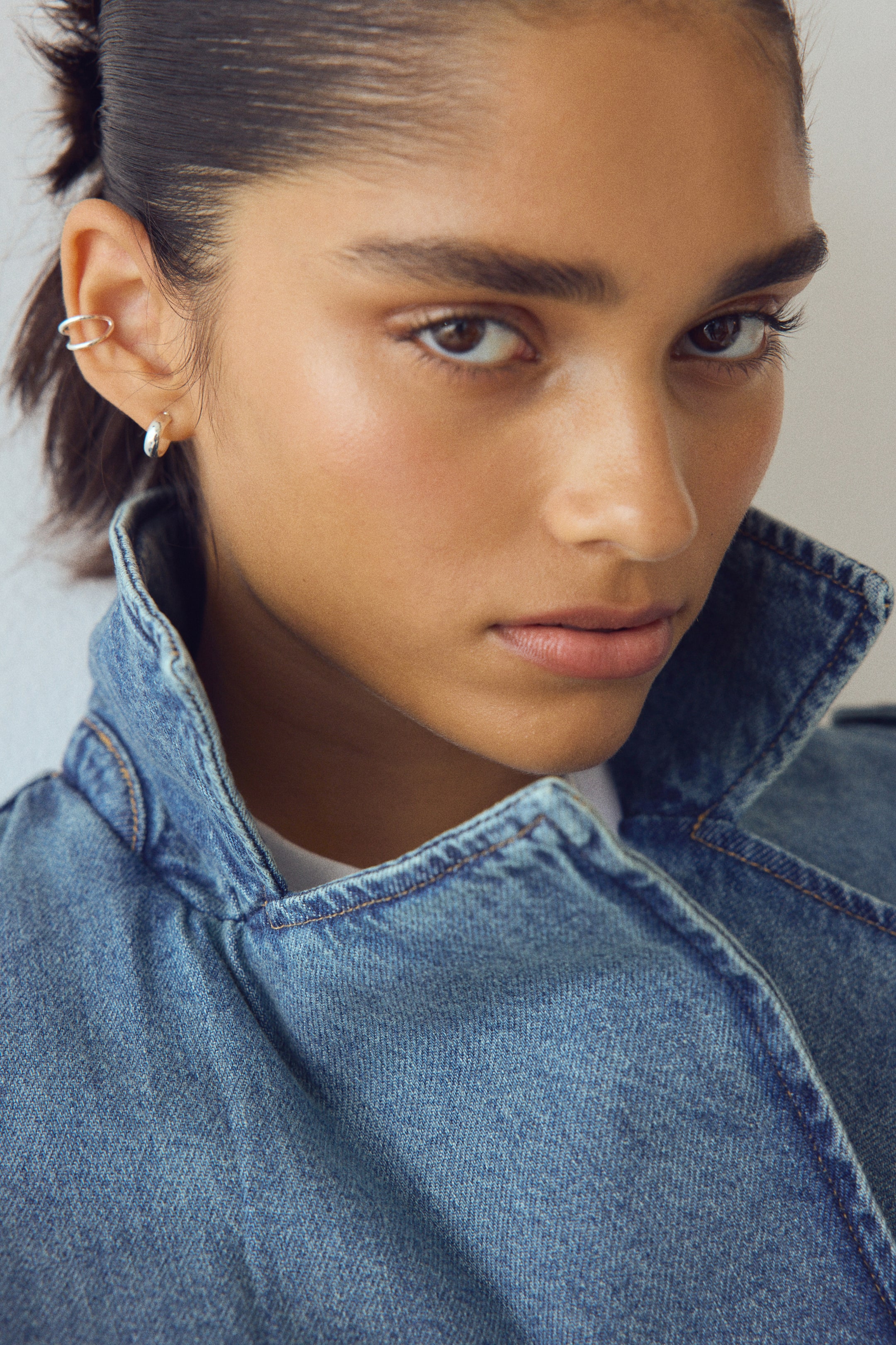 Женские куртки H&M Double-Breasted Denim Jacket — фото 6