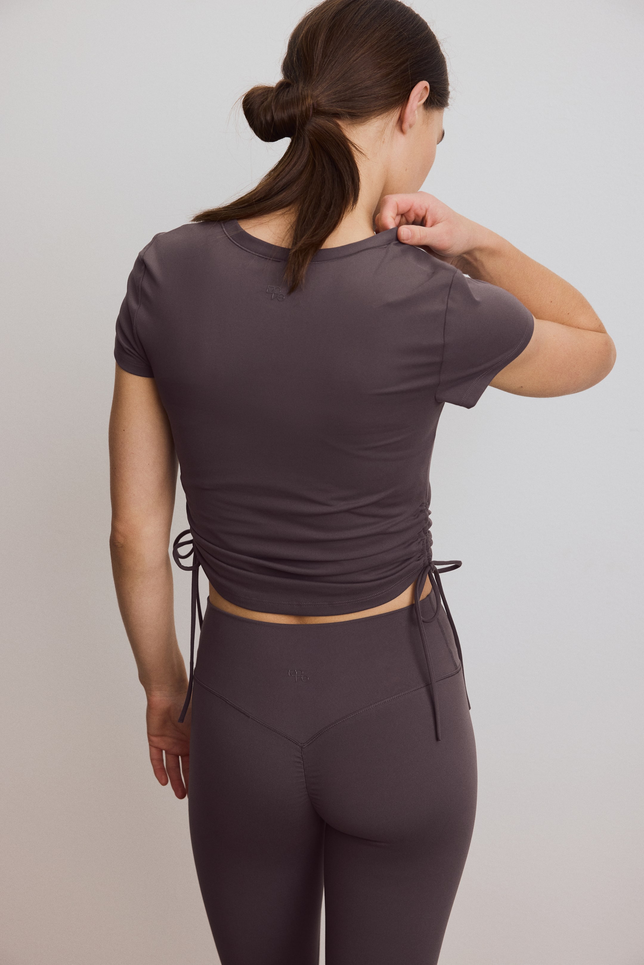 Grotere afbeelding bekijken: Sporttop met SoftMove™ - Truffelgrijs - DAMES | H&M BE 4