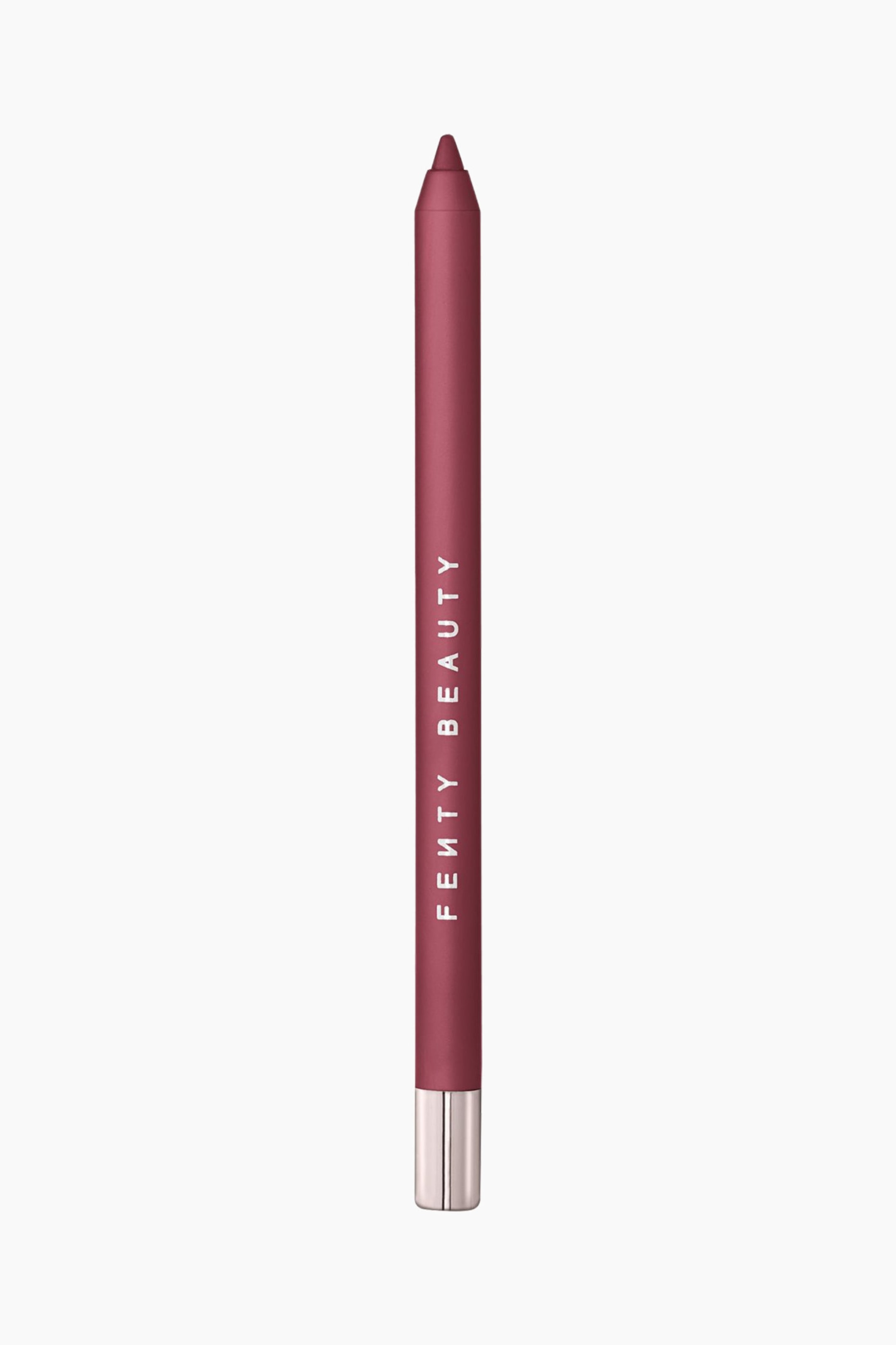 Visa större bild: Trace'd Out Longwear Waterproof Pencil Lip Liner står lodrätt och har en matt bärtonad kropp som matchar den vässade spetsen. Vit text med "FENTY BEAUTY" löper vertikalt längs den nedre delen av pennan, som avslutas med en metallisk silverbas.
