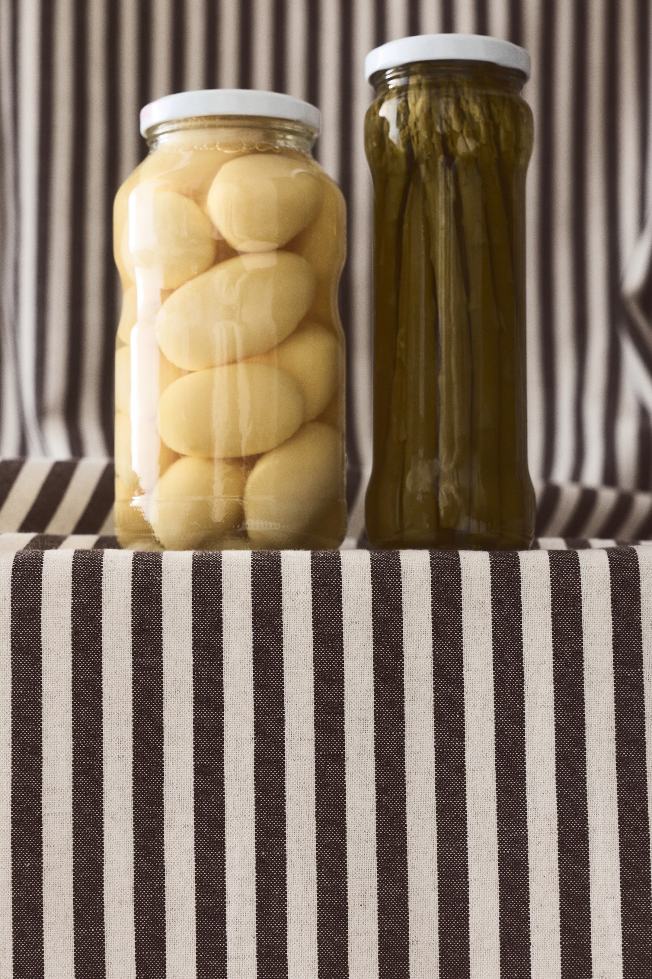 Grotere afbeelding bekijken: Tafelkleed van linnenmix - Donkerbruin/gestreept - HOME | H&M BE 1