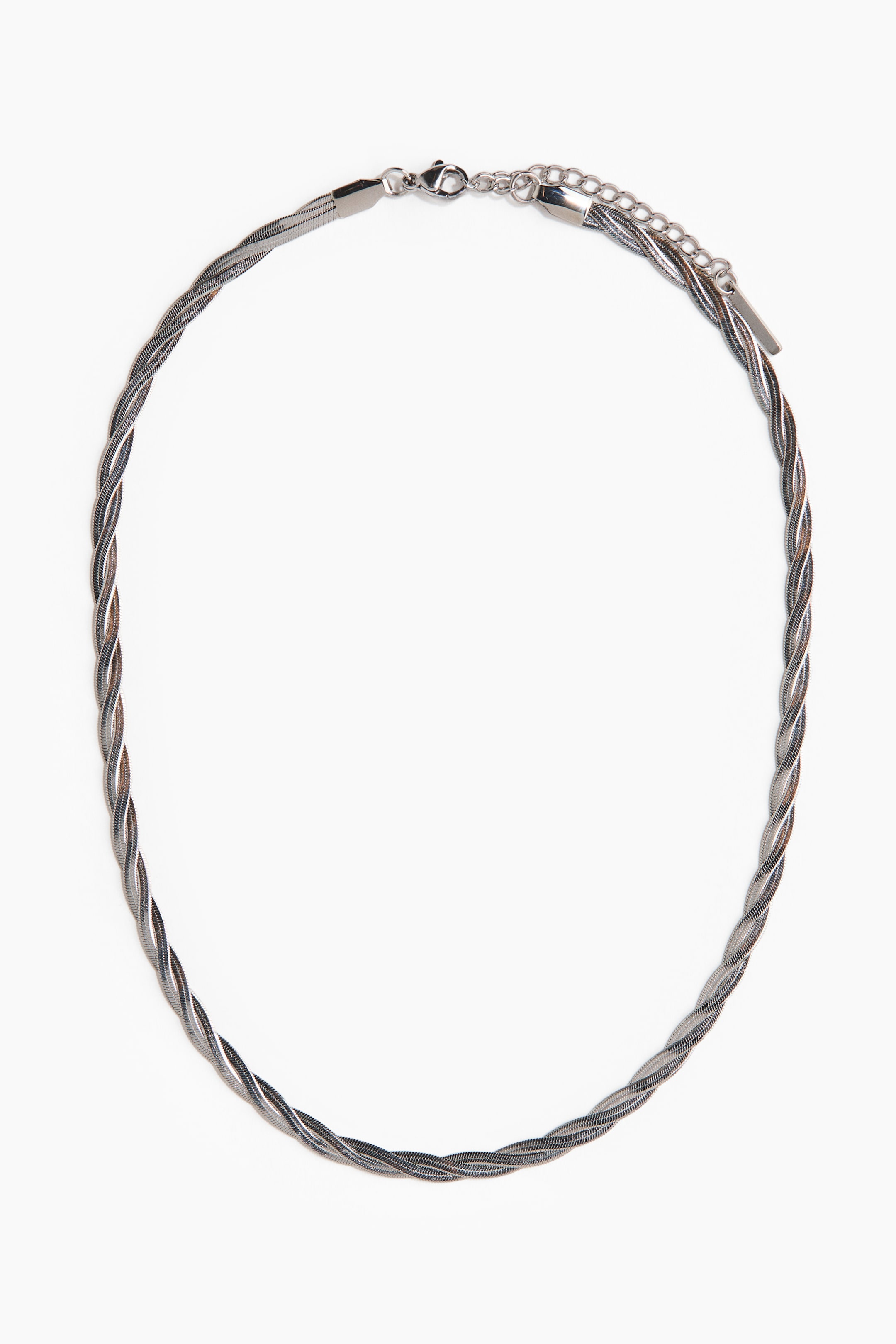 Grotere afbeelding bekijken: De ketting heeft een gedraaid ontwerp, bestaande uit meerdere zilverkleurige slangenkettingen die samen zijn gevlochten, en is voorzien van een karabijnsluiting met een verlengketting aan de achterkant.