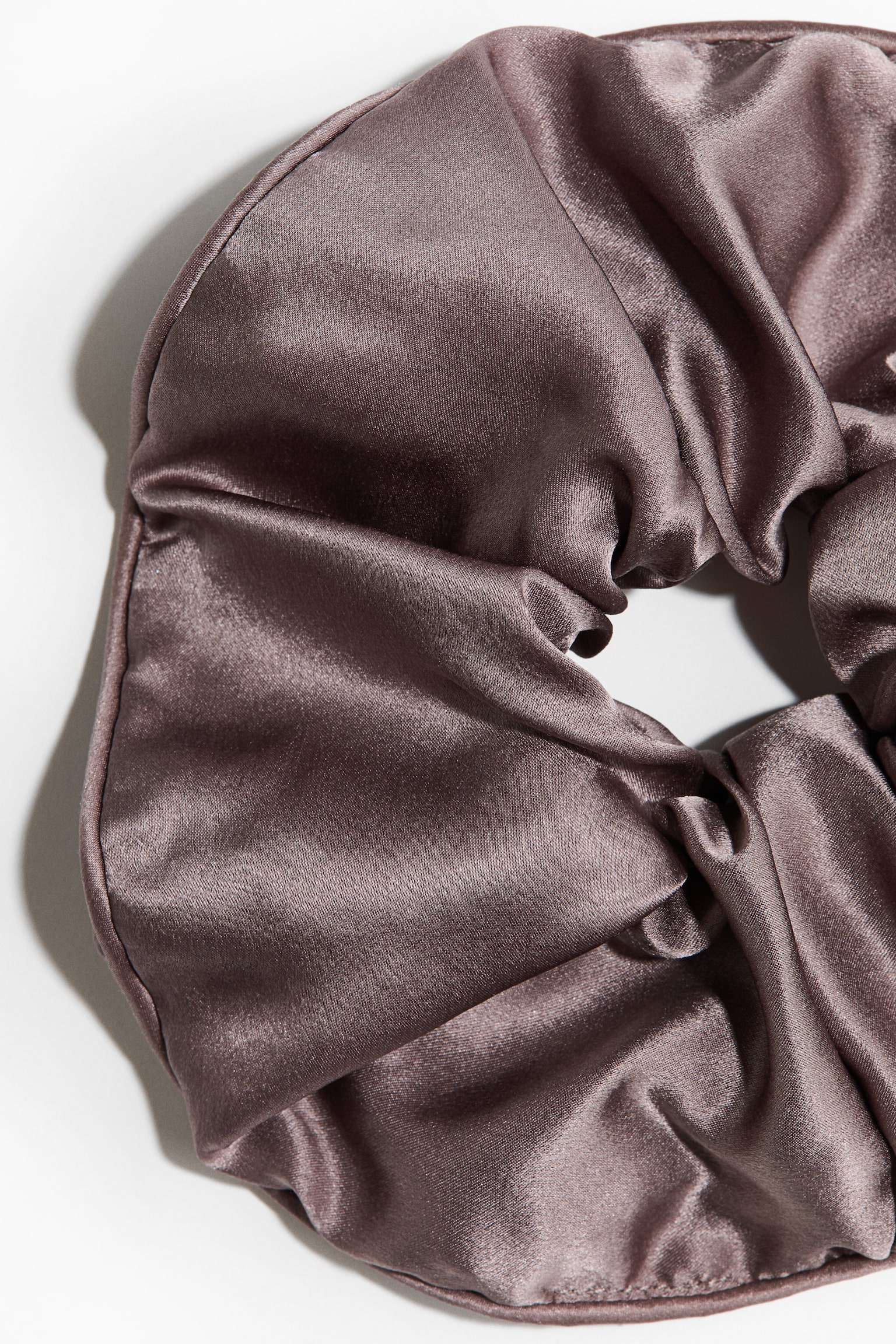 Женские аксессуары для волос H&M Silk Scrunchie, цвет: Тёмный пыльный коричневый — фото 2