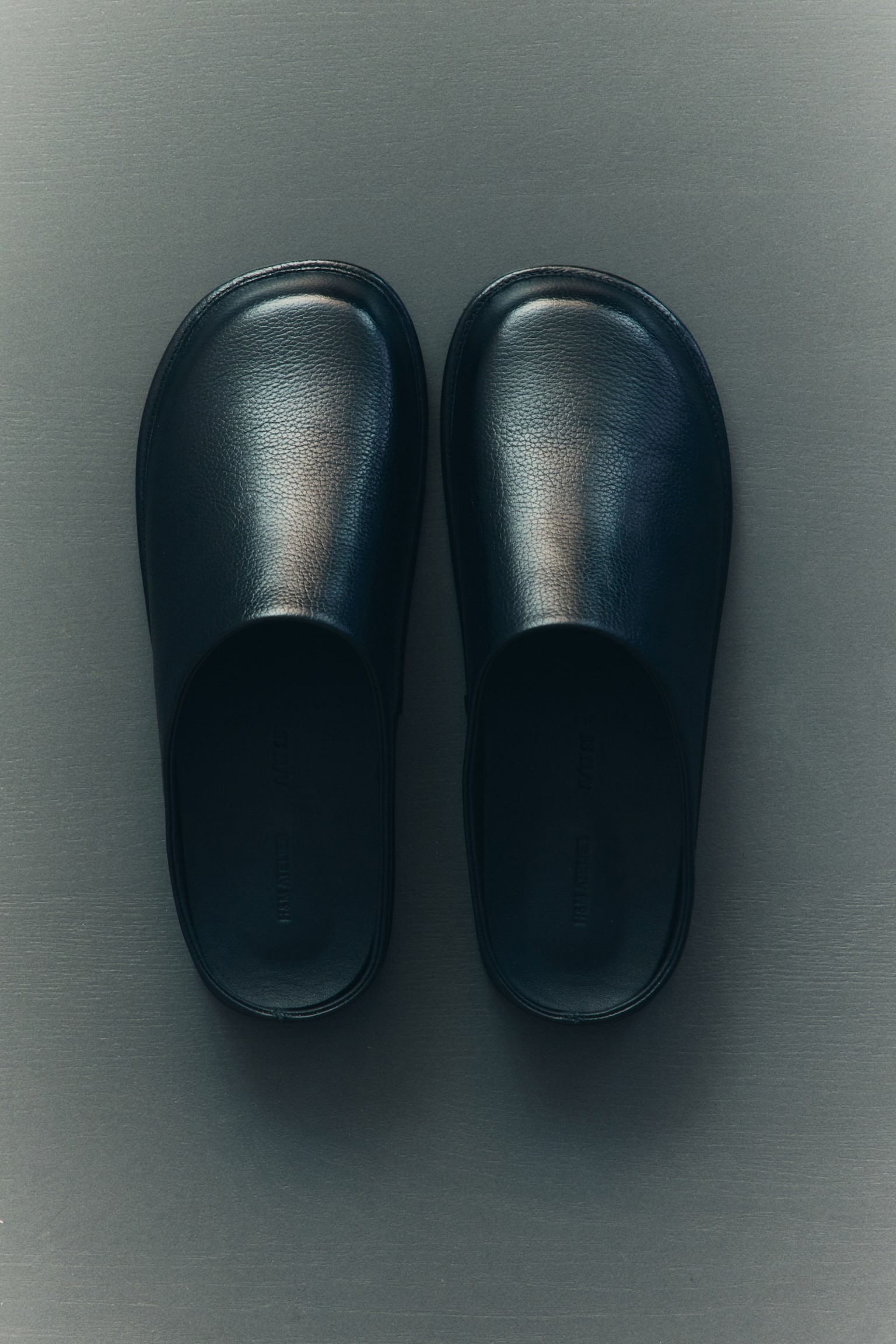 Skórzane klapki - Czarny - 2