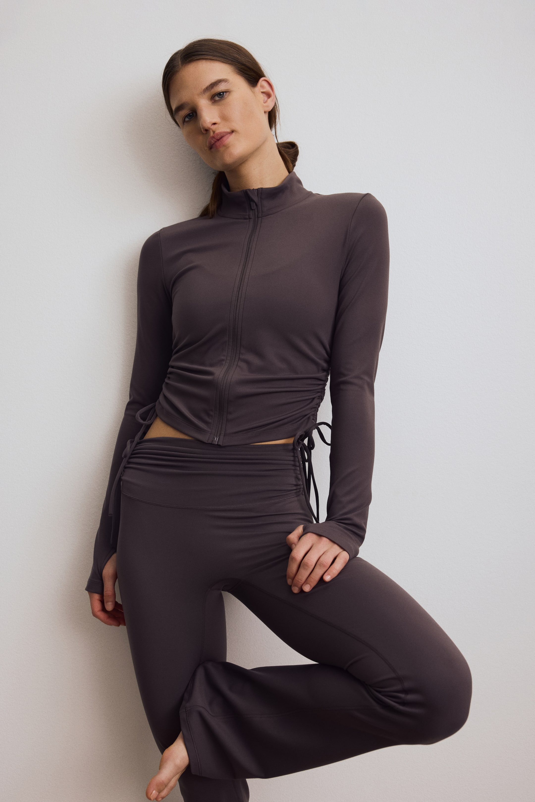 Visa större bild: Utsvängda träningsleggings med SoftMove™ - Tryffelgrå - DAM | H&M SE 1