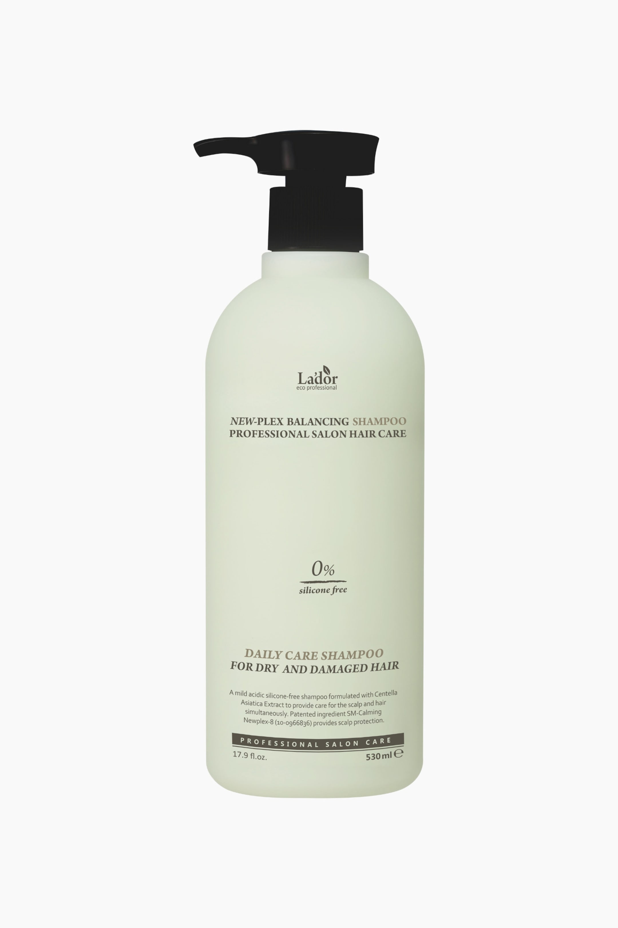 Visa större bild: En ljusgrön, ogenomskinlig schampoflaska med en svart pumpdispenser står upprätt, vänd framåt. Flaskan har en rundad, cylindrisk kropp och en etikett på framsidan som visar "Lador" och "New-Plex Balancing Shampoo."