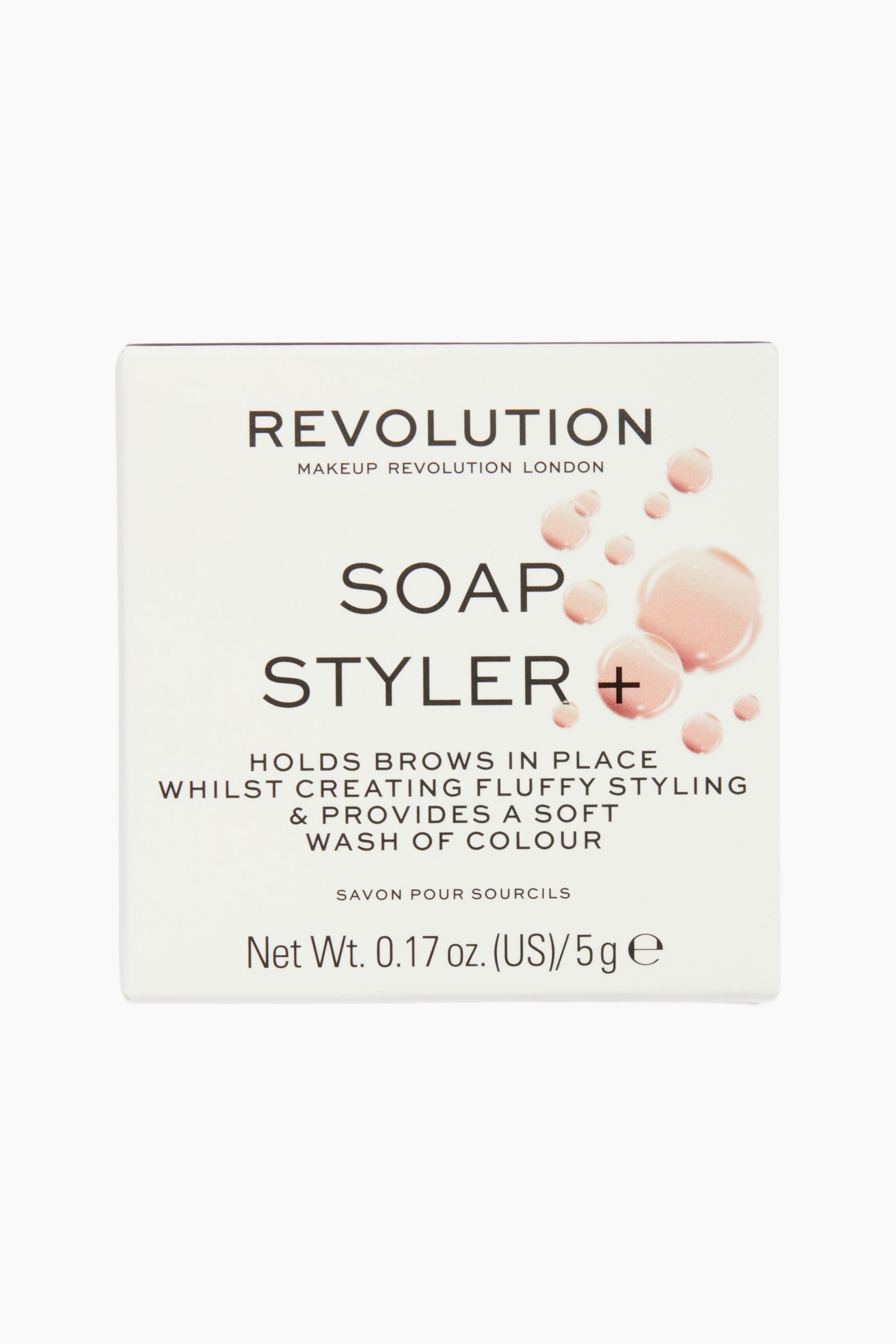 Visa större bild: Soap Styler + förpackningen är vänd rakt fram och visar en kvadratisk vit låda med svart text som anger varumärkesnamnet och produktnamnet, ”REVOLUTION SOAP STYLER +”. Genomskinliga rosa bubbeldetaljer pryder högra sidan av frontpanelen, medan produktpåståenden och viktuppgifter visas längst ned.