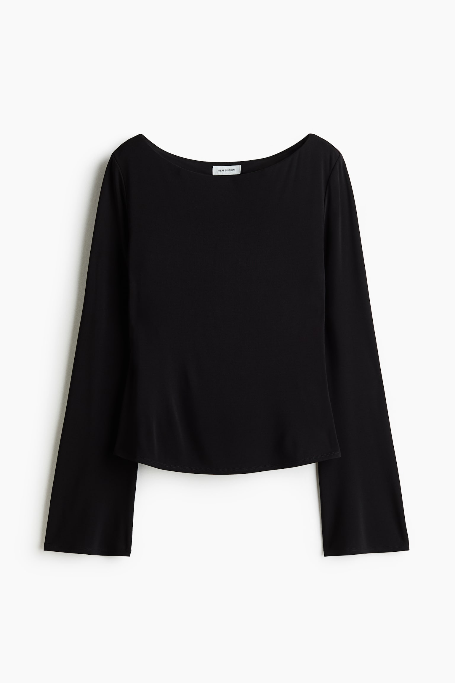 Un top aderente nero in jersey di viscosa stretch Ã¨ mostrato frontalmente, con ampio scollo a barca e maniche lunghe che si svasano delicatamente ai polsini.