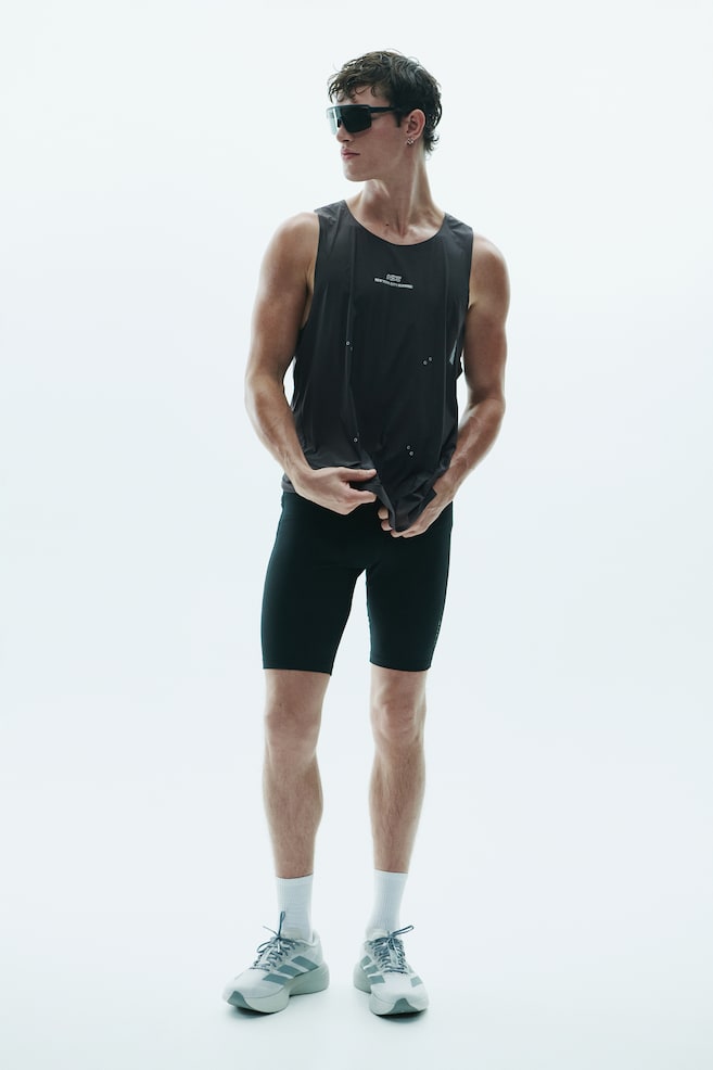 Lauftanktop mit CoolMove™ - Dunkelgrau/NYC/Dunkelgrau/Schokoladiges Pflaumenlila/Weiß - 1