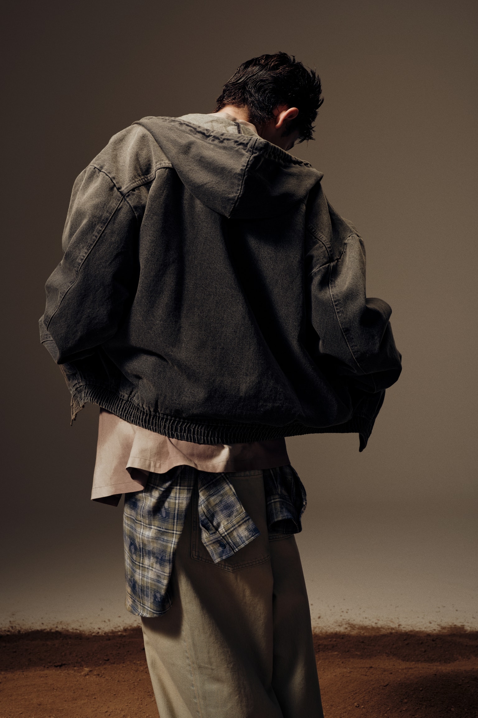 寬鬆剪裁連帽丹寧外套 - 丹寧灰/黑色 - 4