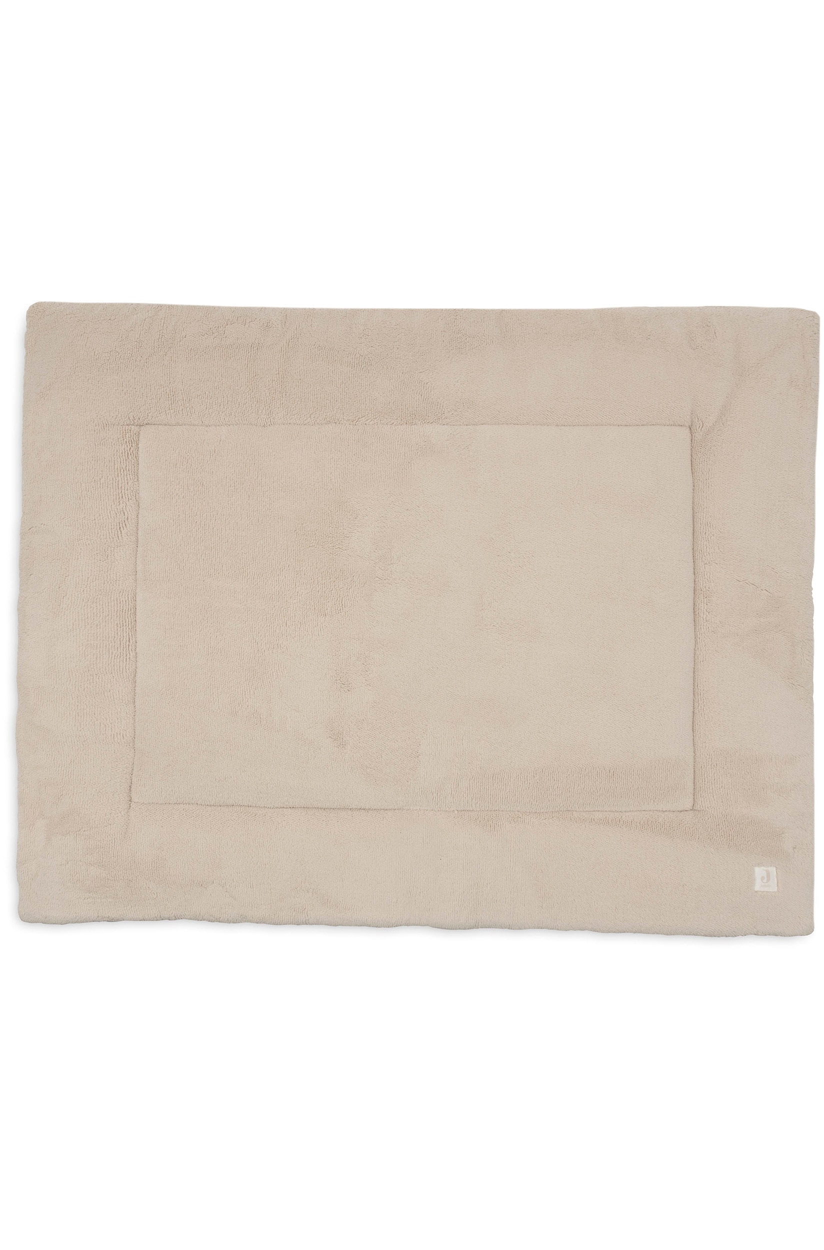 De zachte speelboxmat in zandkleur ligt vlak in een houten speelbox en toont haar zachte, pluizige teddytextuur en een gestikte rechthoekige rand. In het midden van het oppervlak van de mat ligt een klein bruin knuffeldier.