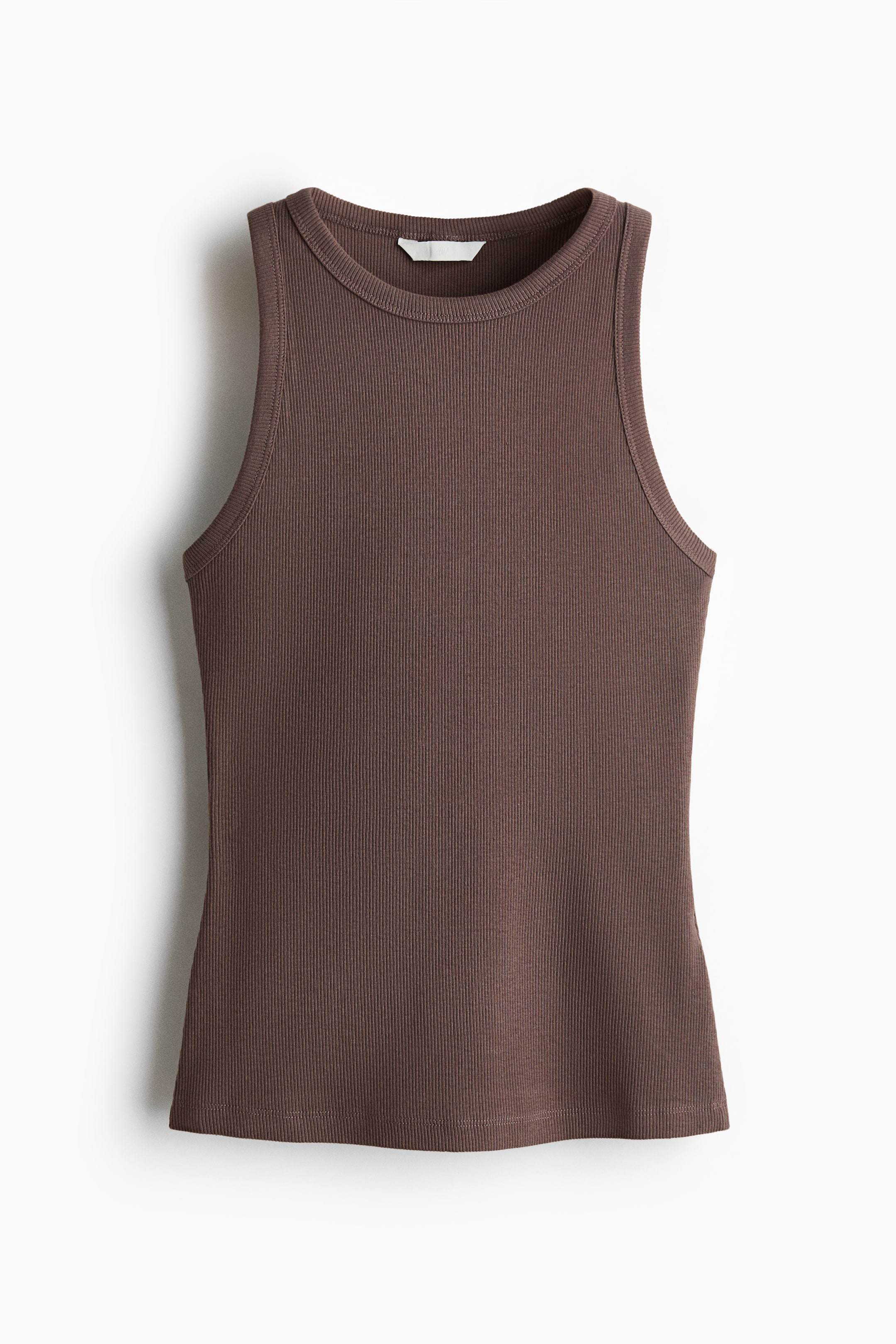 Grösseres Bild ansehen: Ein braunes Trägertop aus geripptem Baumwolljersey wird von vorne gezeigt, mit einem runden Halsausschnitt und einem gerade geschnittenen Saum.