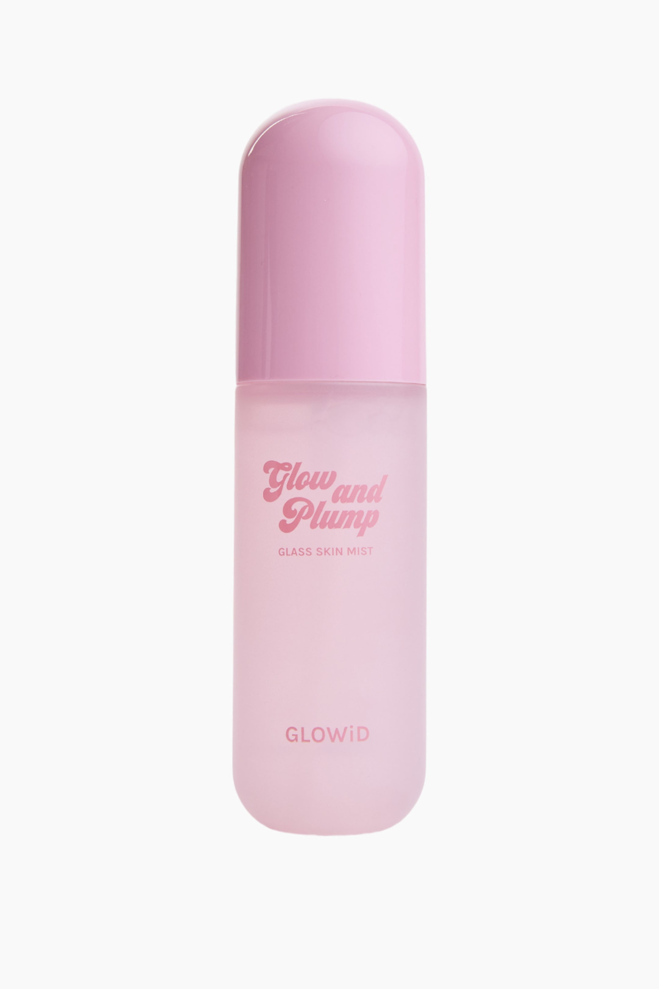 Vis større bilde: En sylindrisk rosa tåkesprayflaske står oppreist, vendt fremover. Den har en solid rosa avrundet kork og en gjennomsiktig frostet rosa kropp. Flasken viser "Glow and Plump GLASS SKIN MIST" og "GLOWiD" trykt i mørk rosa på forsiden.