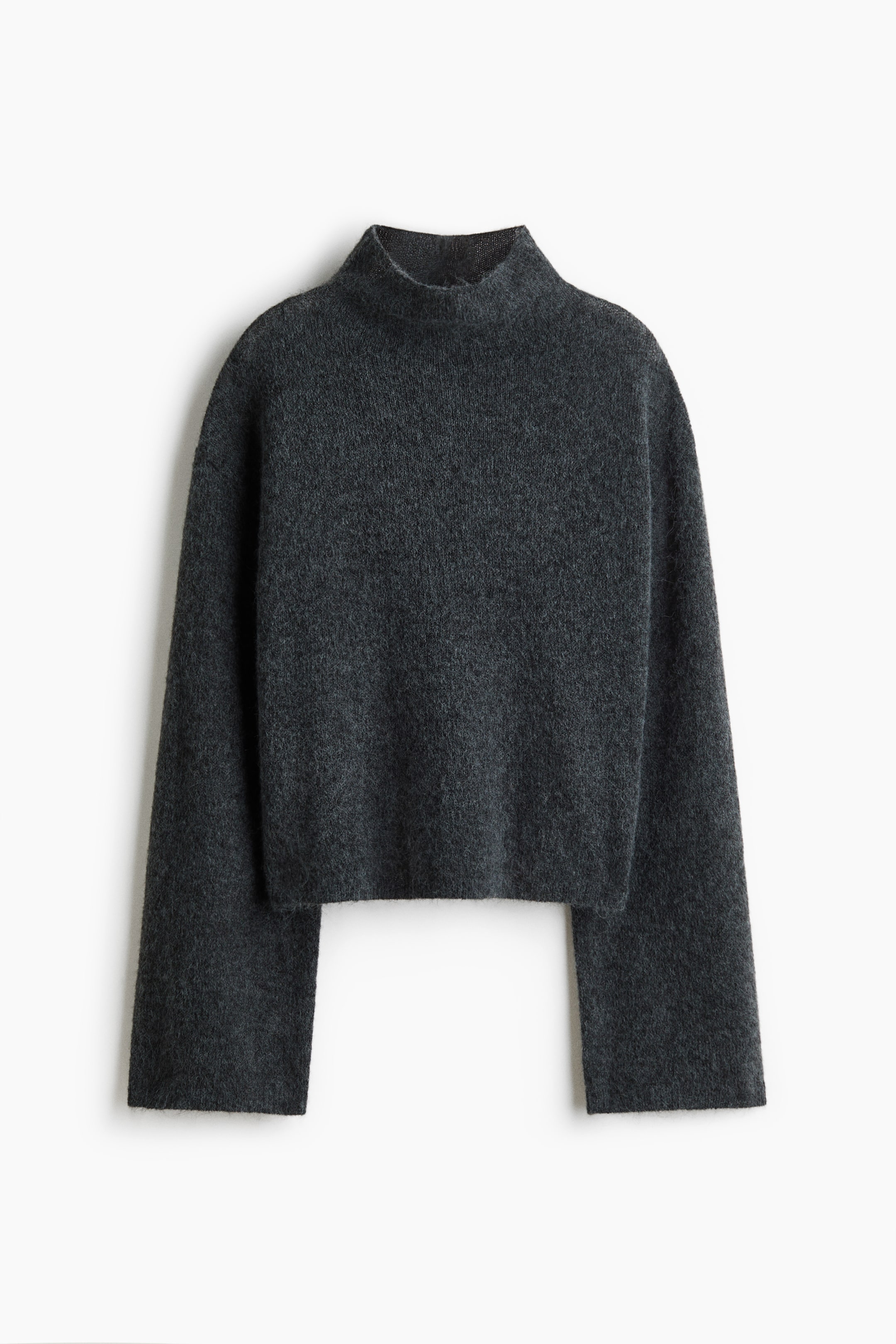 Größeres Bild ansehen: Ein anthrazitgrauer Strickpullover wird von vorne gezeigt und verfügt über eine flauschige, strukturierte Oberfläche. Das Design präsentiert einen Stehkragen, überschnittene Schultern, lange, weit geschnittene Ärmel und einen geraden, leicht verkürzten Saum.