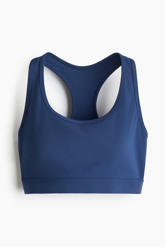 Ein dunkelblauer Medium Support Sport-BH mit SoftMove wird von vorne präsentiert und zeichnet sich durch einen runden Ausschnitt, breite Schulterträger und ein Racerback-Design aus. Ein breites, gestepptes Band bildet den unteren Saum. - 1