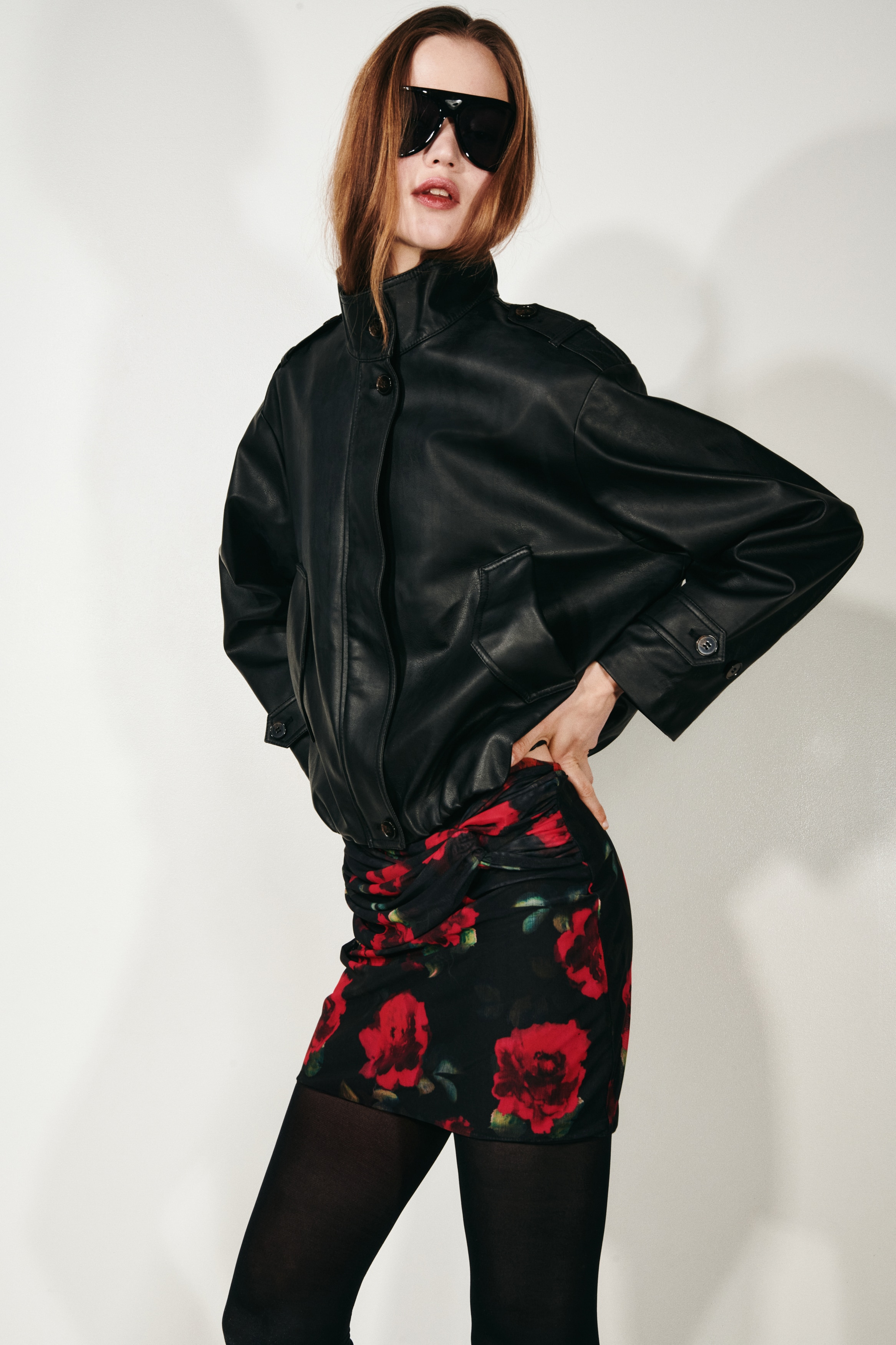 Mini suknja s ukrasnim karikama - Crna/ruže