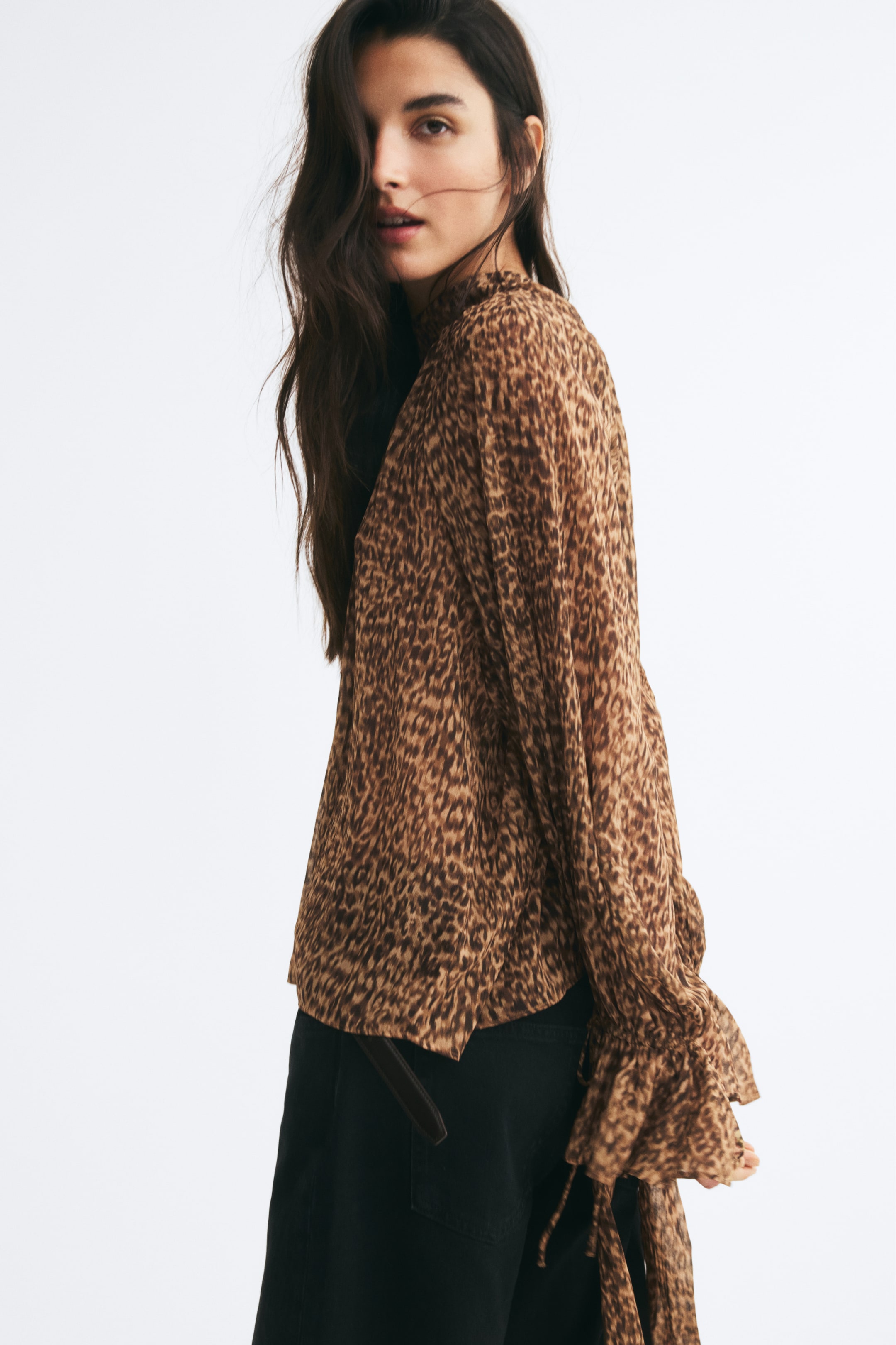 Blouse en mousseline avec détails à nouer