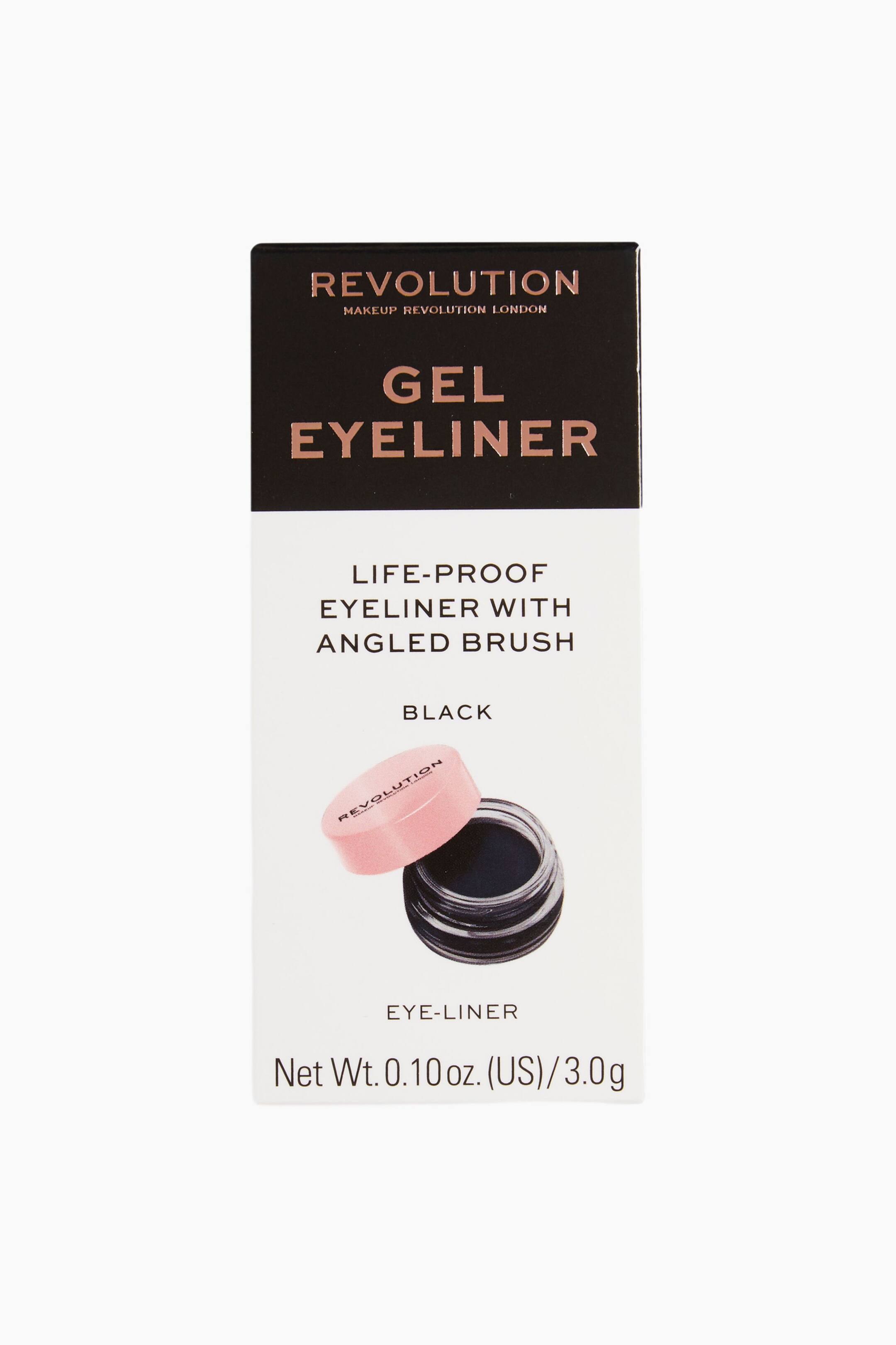 Vis større bilde: En forfra-vinkel viser den rektangulære emballasjen til Revolution Gel Eyeliner, med en svart øvre del og en hvit nedre del. Den svarte delen viser merkevarelogoen og «GEL EYELINER» i roségullskrift, mens den hvite delen viser produktdetaljer sammen med en illustrasjon av en åpen svart eyelinerkrukke med rosa lokk.