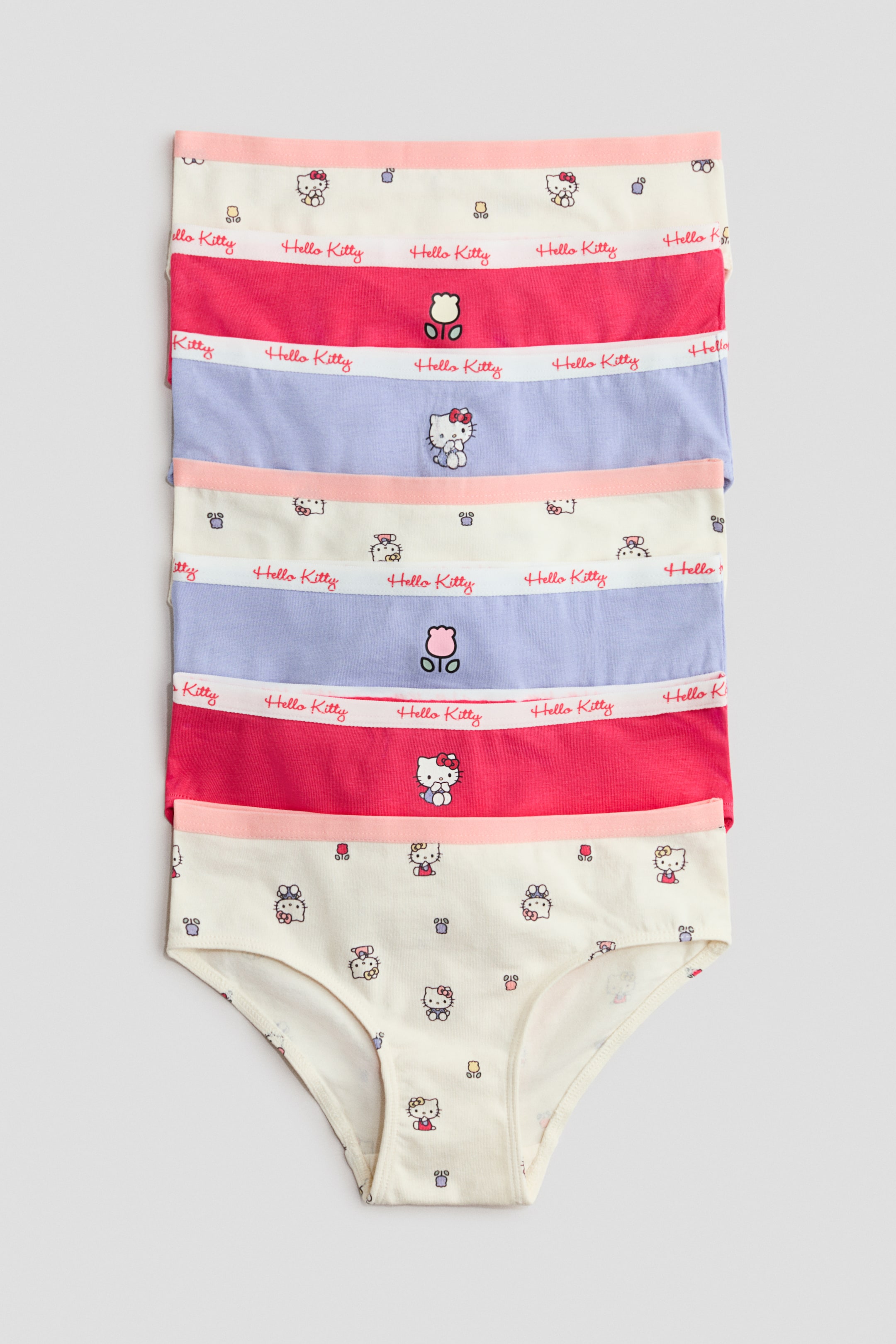 Visa större bild: Kalsonger är staplade, tillverkade av tryckt bomullsjersey med "Hello Kitty" karaktärsdesigner och text. Kalsongerna finns i kräm, fuchsia och lavendel färger, med framsidan av det nedersta paret som visar en fodrad gren.