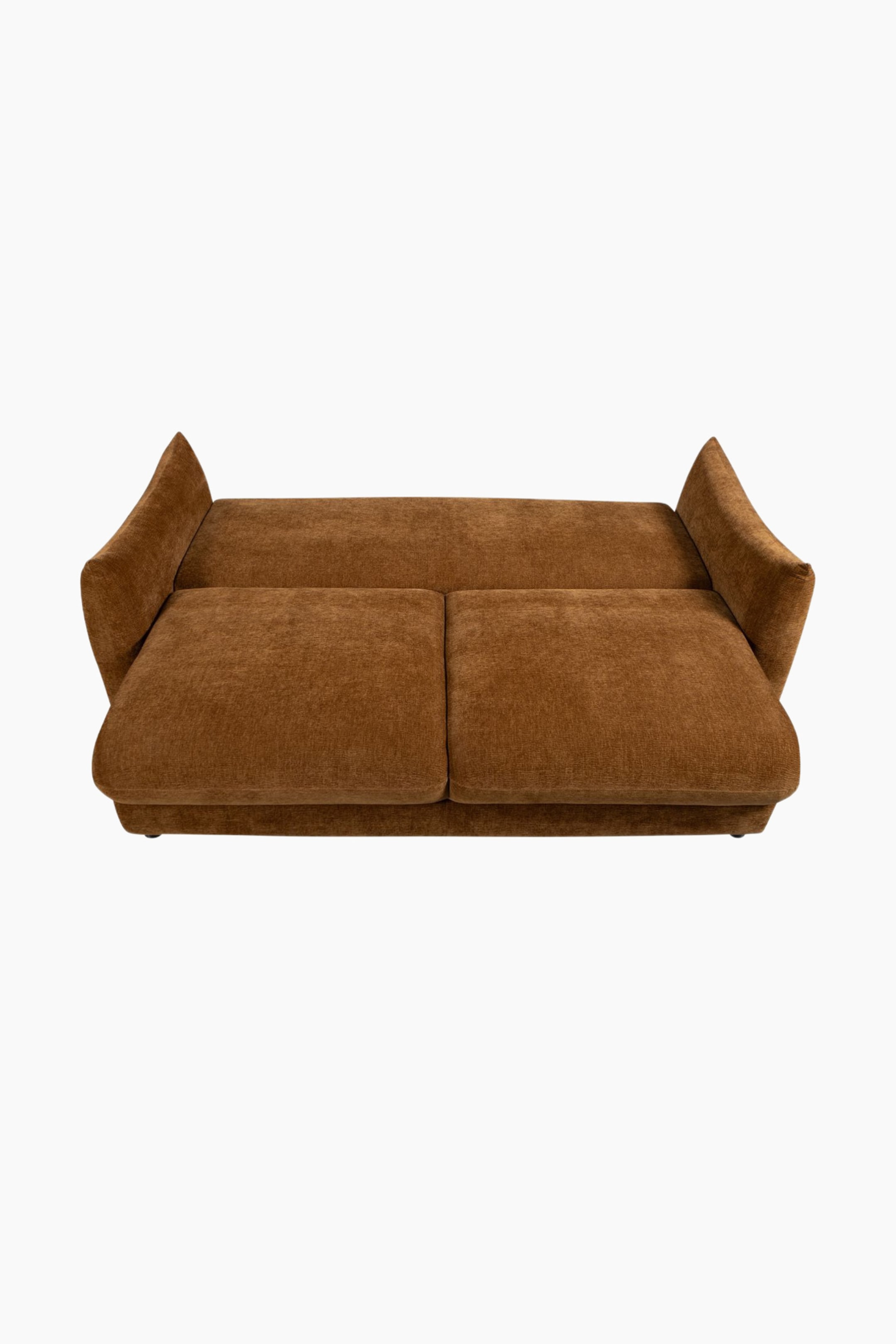 Grotere afbeelding bekijken: Een bruine sofa wordt van bovenaf bekeken en het heeft twee verschillende zitkussens. De armleuningen stijgen in een opwaartse en naar buiten gerichte hoek, en de sofa is bekleed met een getextureerde bruine stof.