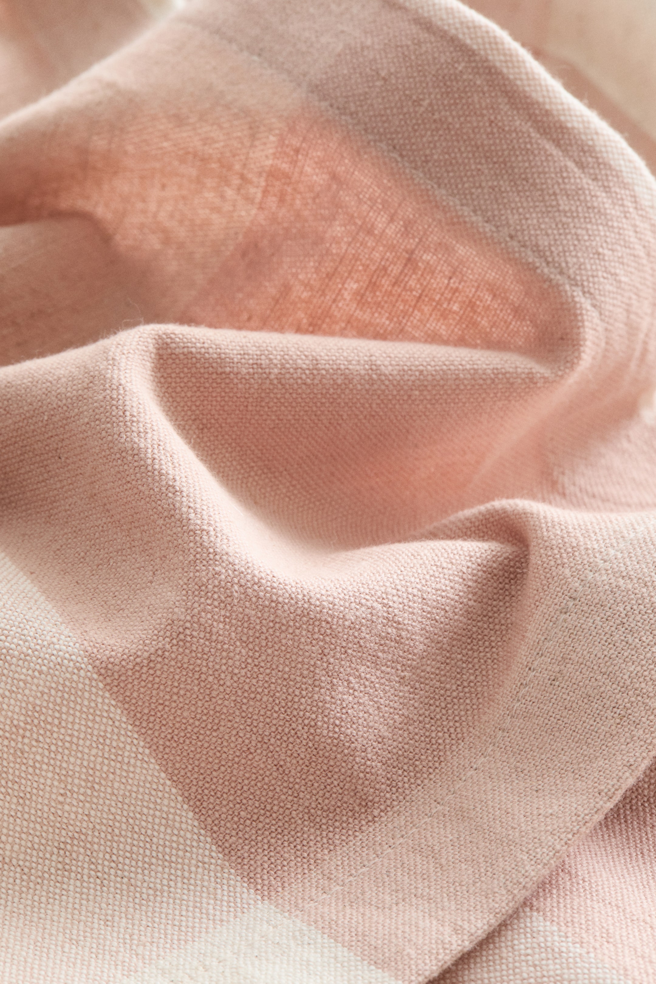 拡大画像を表示: リネンブレンドテーブルクロス - Light pink/Gingham check - Home All | H&M JP 4