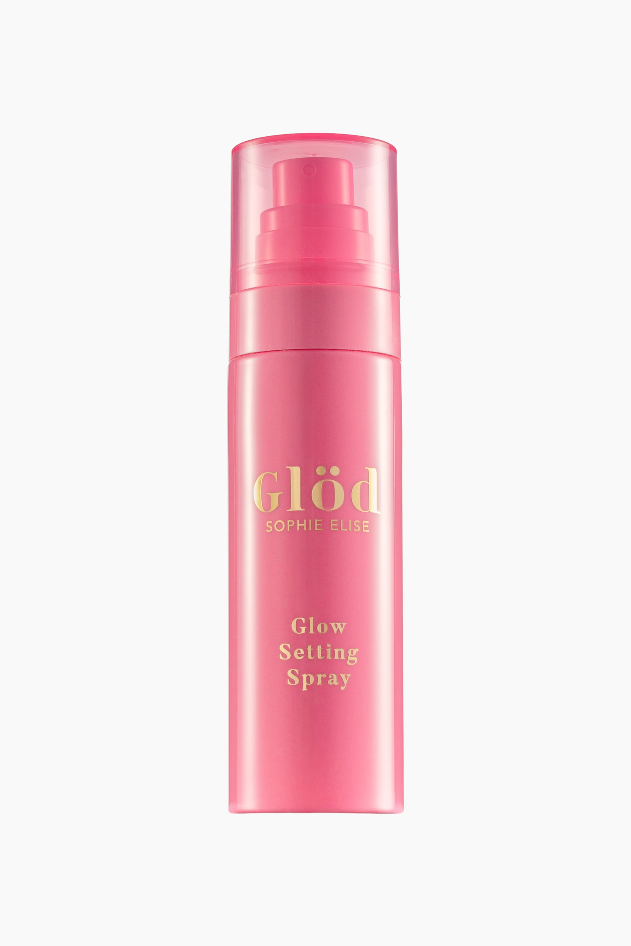 Se større billede: En flaske Glow Setting Spray står oprejst med en cylindrisk, lyserød krop og en matchende gennemsigtig rosa hætte. Det frontvendte design har gyldne bogstaver, der læser "Gl�d SOPHIE ELISE" nær midten og "Glow Setting Spray" nederst.