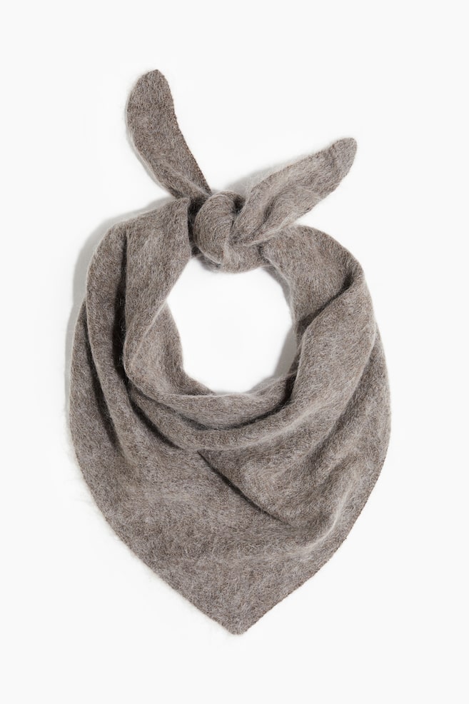 Un foulard triangulaire duveteux de couleur brun clair est présenté de face, noué en haut avec un nœud dont deux extrémités s'étendent vers le haut, et son corps principal forme un triangle pointant vers le bas. - 1