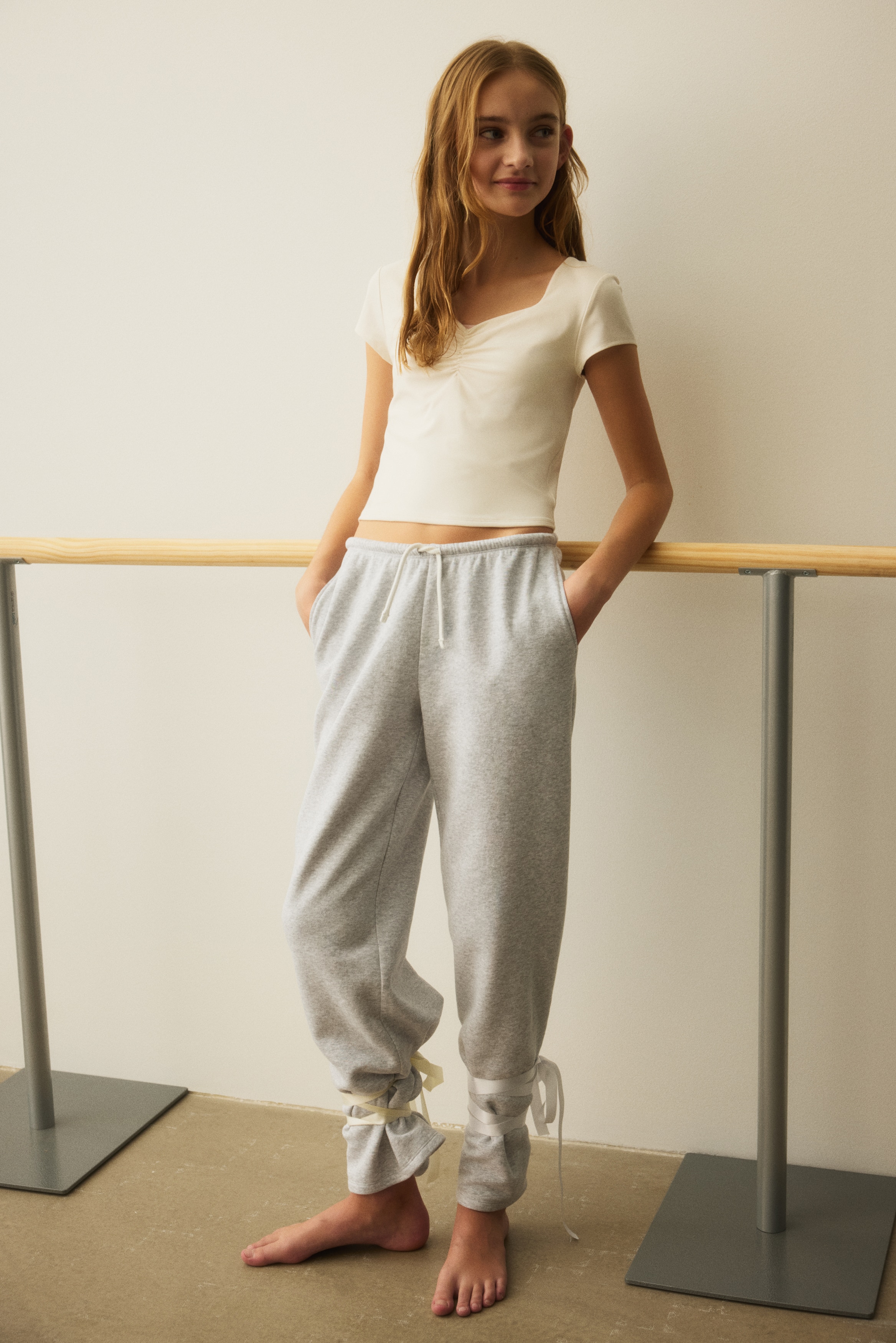 Cropped Sportshirt mit SoftMove™ - Cremefarben/Schwarz