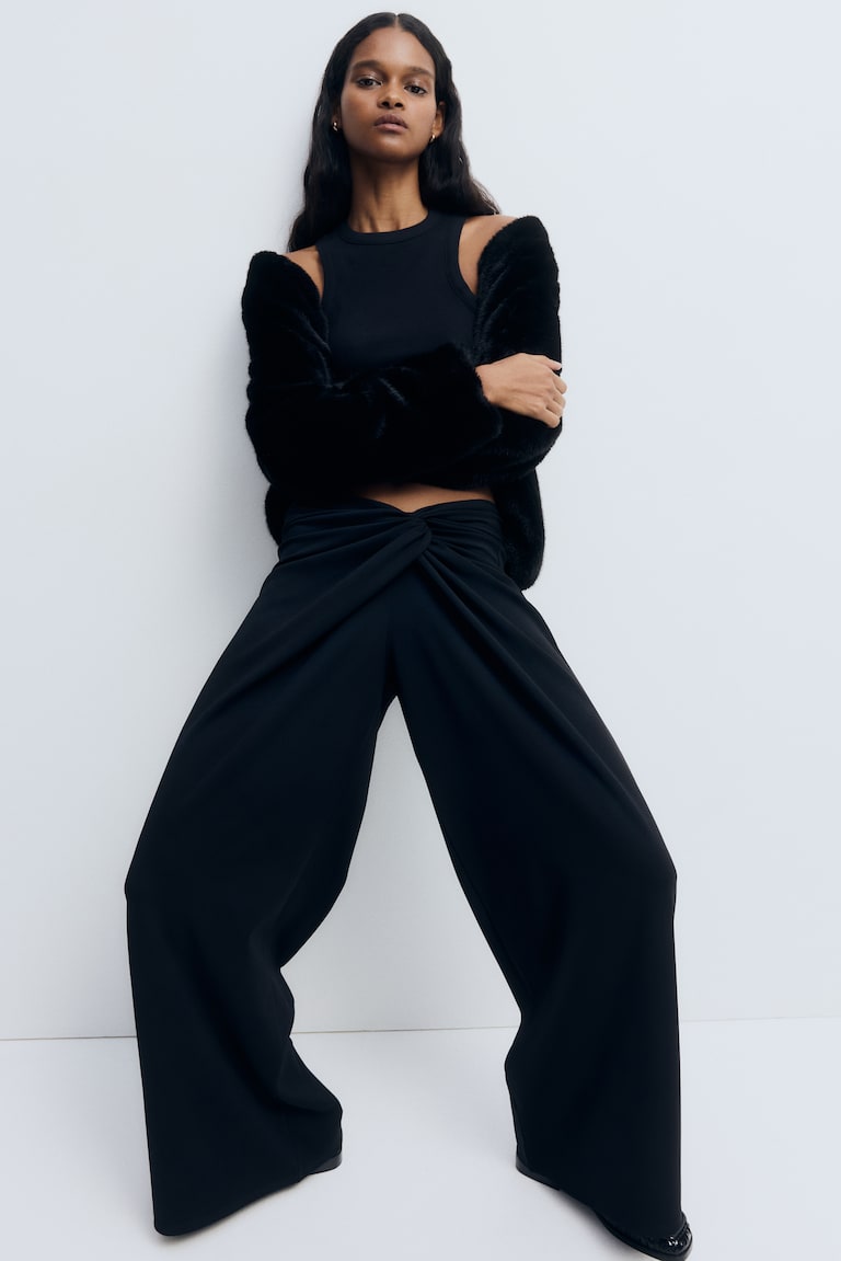 Pantalone s uvijenim detaljem