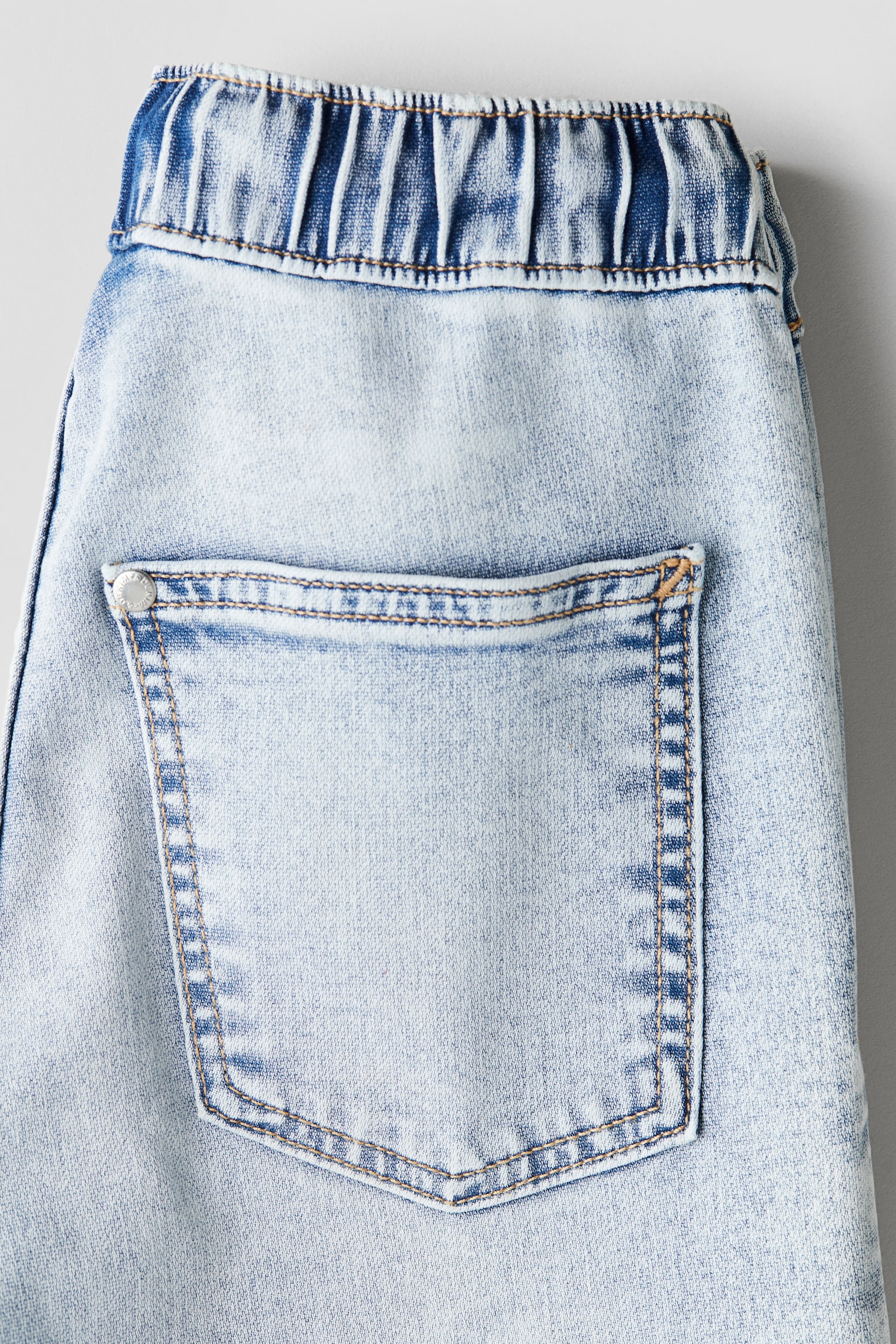 Детские джинсы H&M Super Soft Denim Joggers, цвет: Светлый джинсовый синий — фото 2