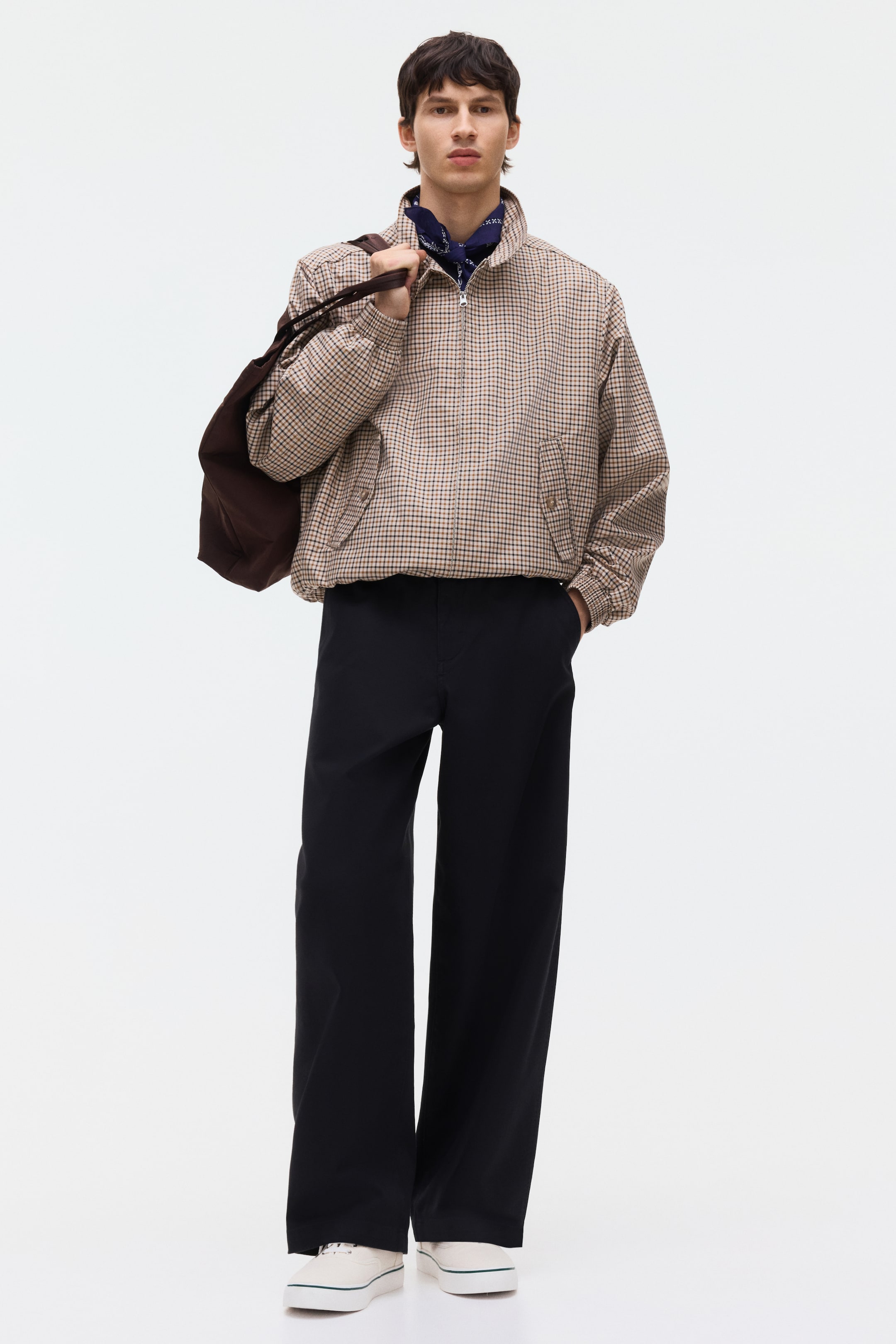 Zobacz większy obraz: Czarne spodnie z szerokimi nogawkami charakteryzują się luźnym, prostym krojem z płaskim przodem. Prezentują gładką, matową tkaninę, sięgającą do kostek, i są pokazane od przodu.