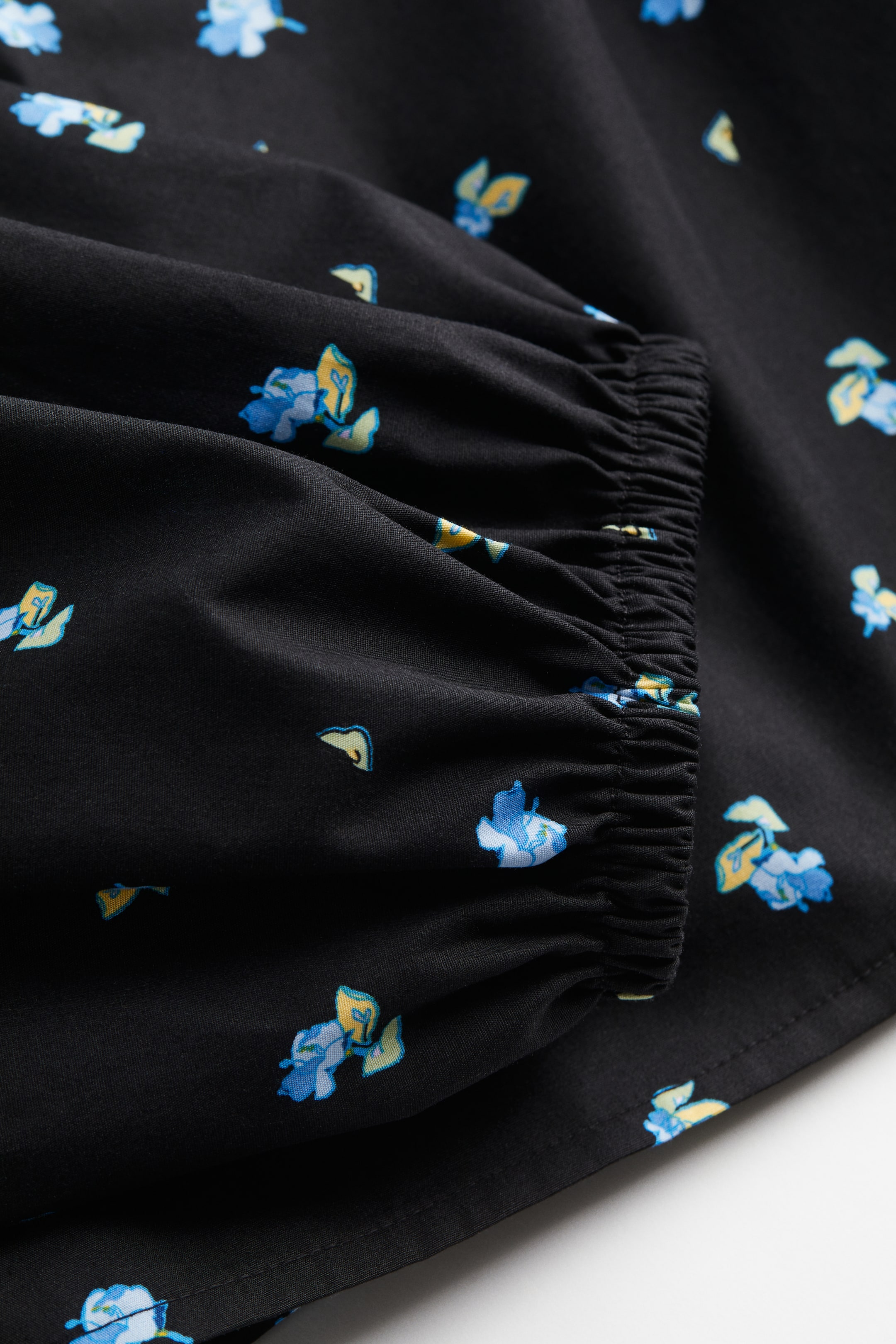 拡大画像を表示: パフスリーブブラウス - ブラック／フローラル - レディース | H&M JP 2