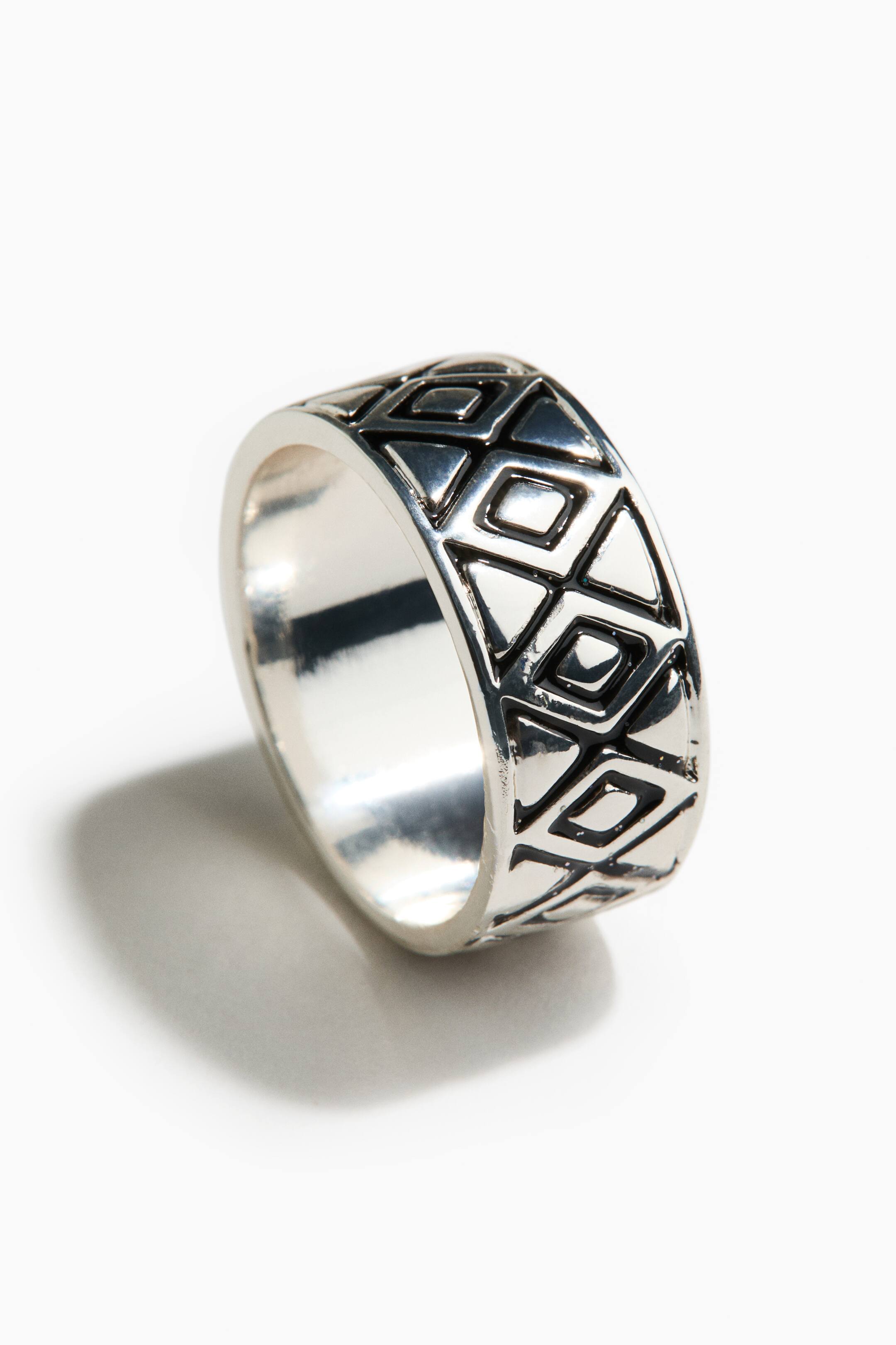 Silver Ring Patterned Men’s Silver-coloured Patterned ring | H&M IN