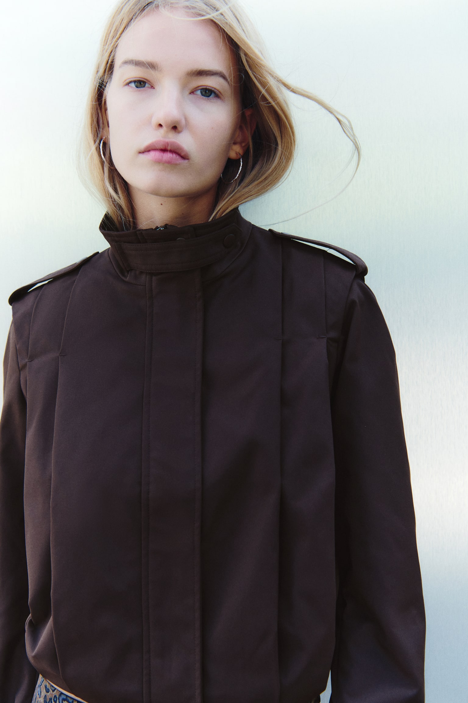 Женская куртка H&M Oversized Pleated, цвет: Тёмный коричневый — фото 3