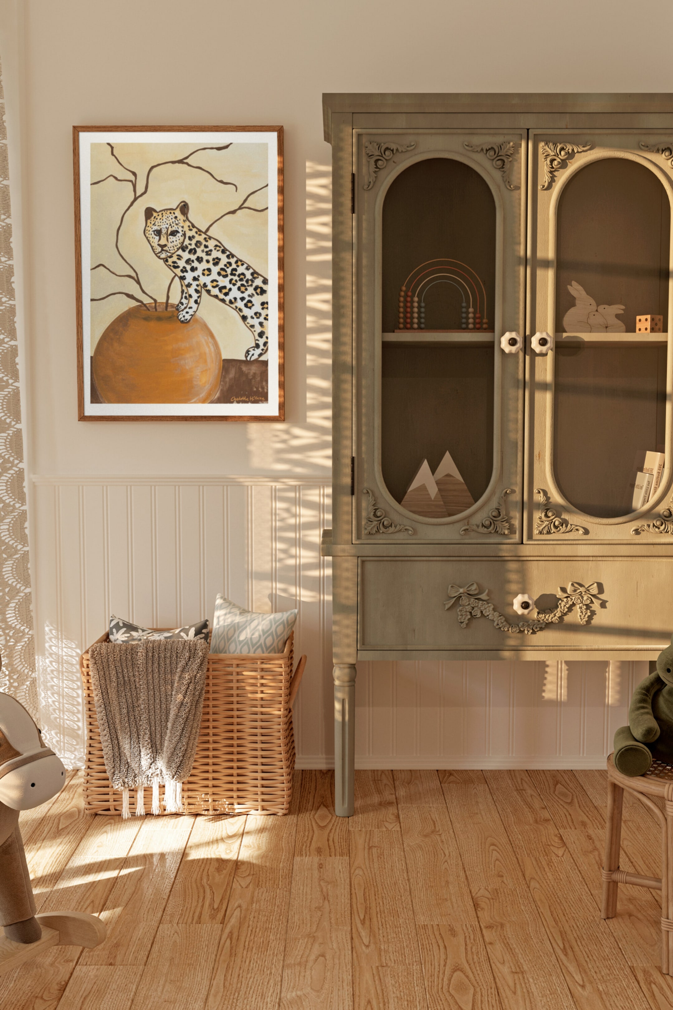 Agrandir l'image: Un cadre d'art imprimé de couleur brun clair est suspendu verticalement, mettant en valeur une peinture d'un léopard tacheté avec des taches noires sur un corps clair, accroupi sur un grand pot rond de couleur orange-brun, sur un fond beige clair avec des branches fines de couleur brun foncé.