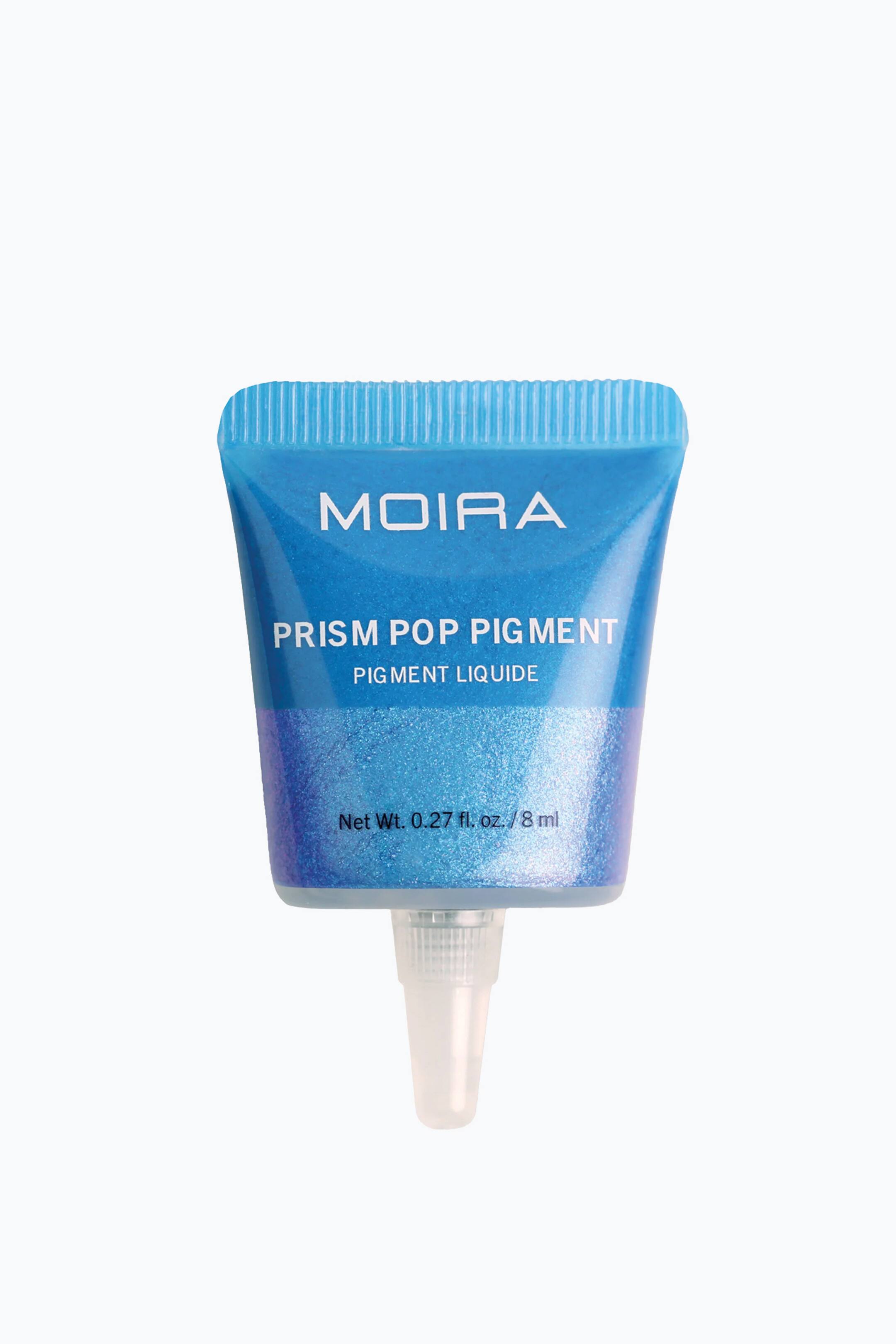Vis større bilde: En klemmetube med Moira Prism Pop Pigment står loddrett med den gjennomsiktige, avsmalnende dysen vendt nedover. Den øvre delen av tuben har en ensfarget blå farge med hvit merkevaretekst, mens den gjennomsiktige nedre delen avslører et skimrende, dual-chrome blått og lilla flytende pigment.