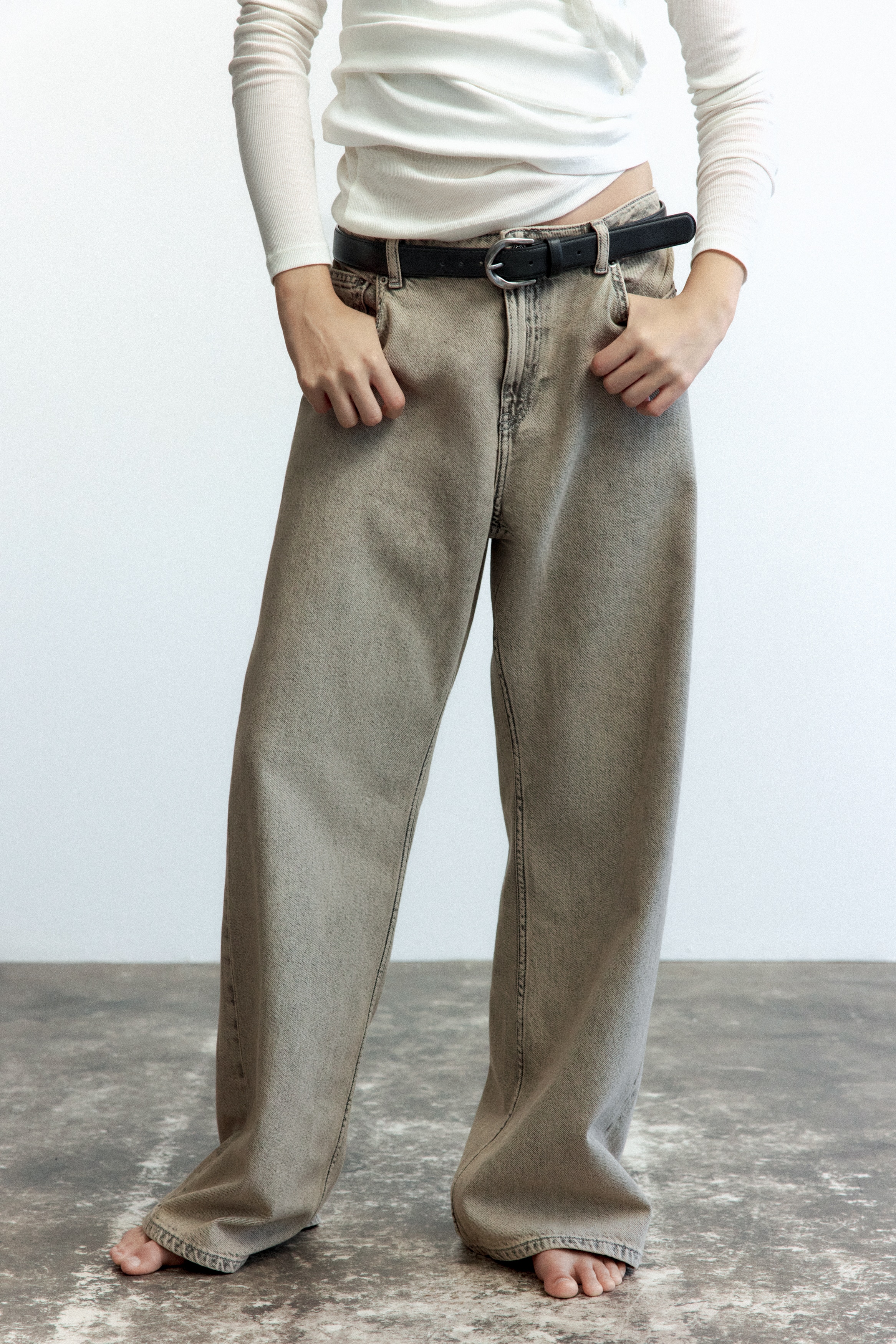 Baggy Regular Waist JeansModel