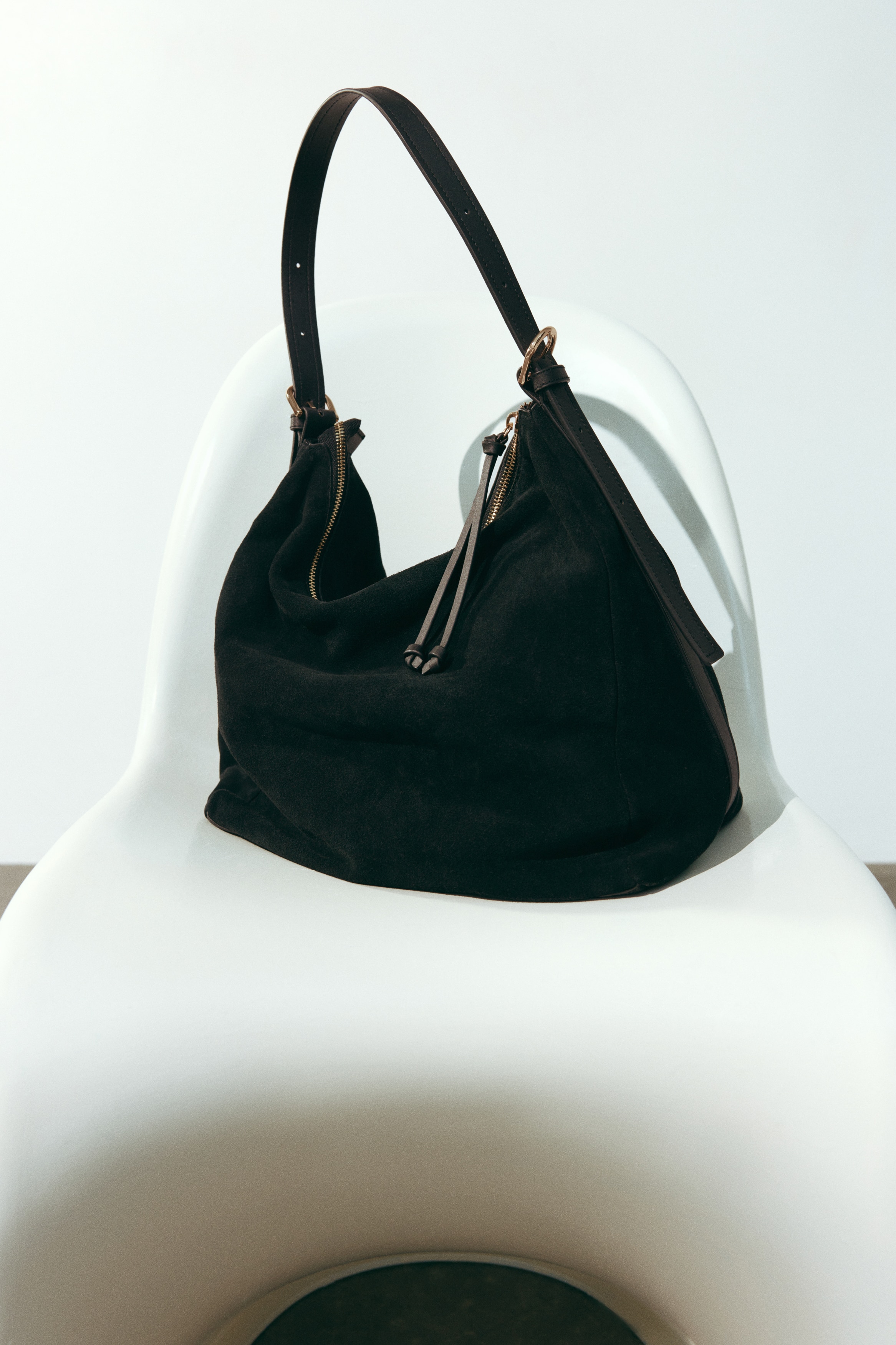 Split suede shoulder bagModel