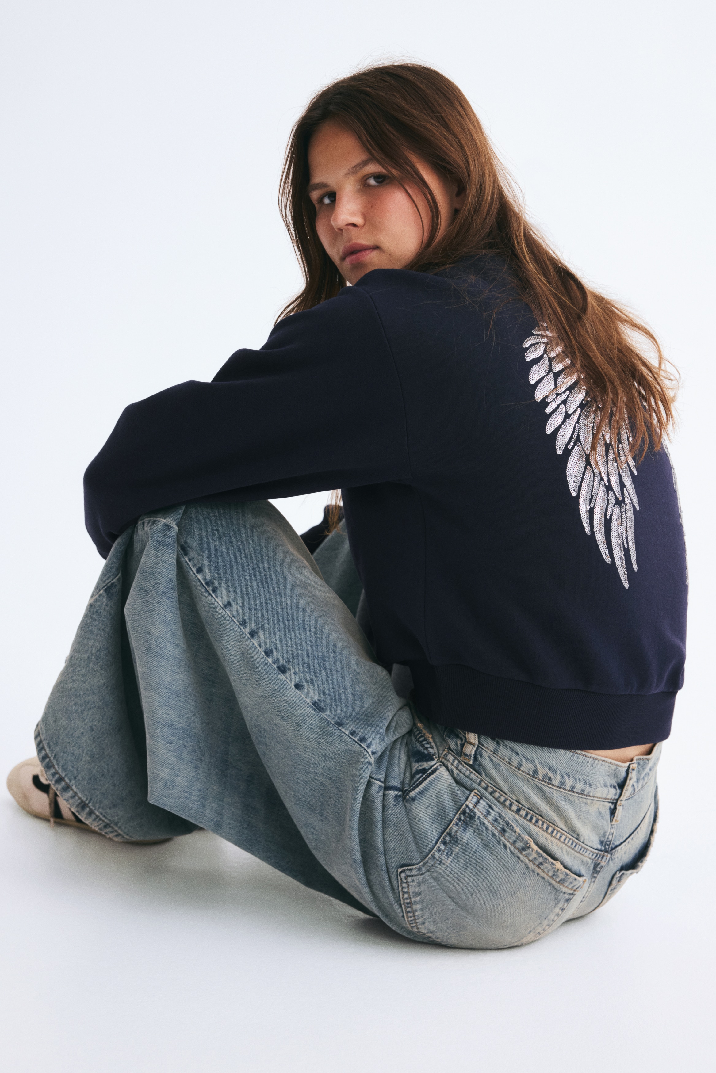 Off-the-shoulder sweatshirt - Granatowy