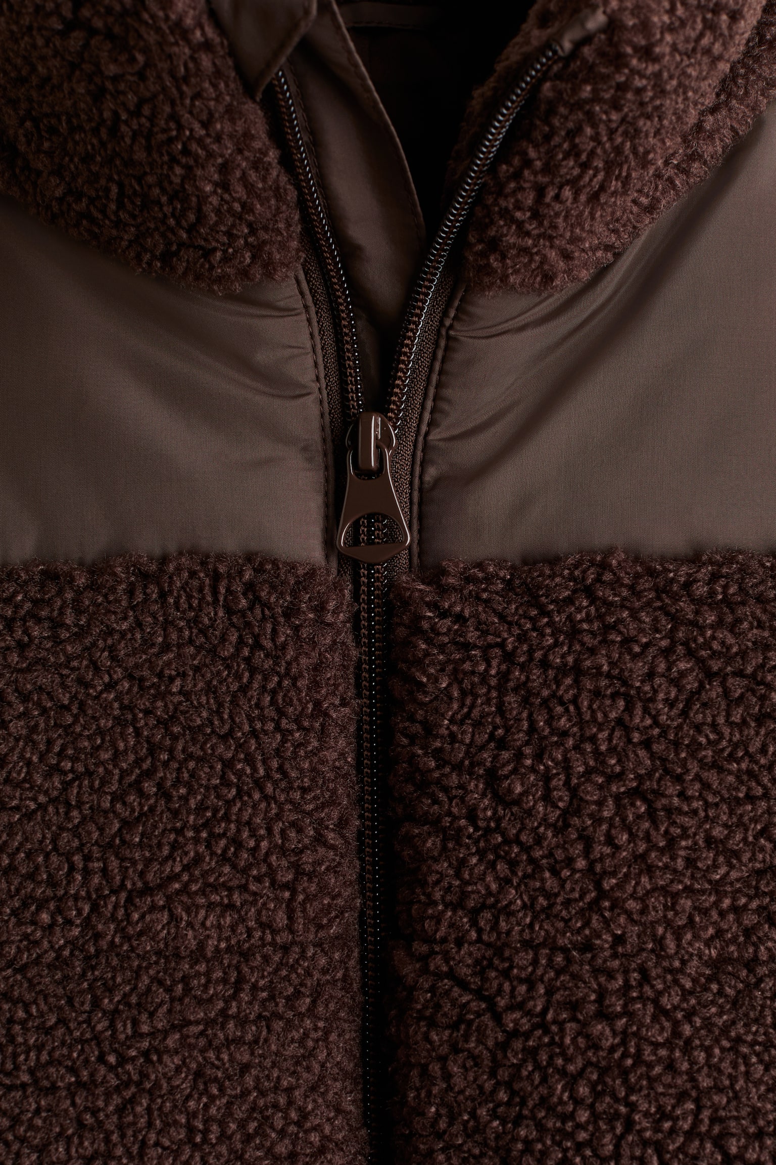 Детская куртка H&M Teddy puffer, цвет: Тёмный коричневый — фото 2