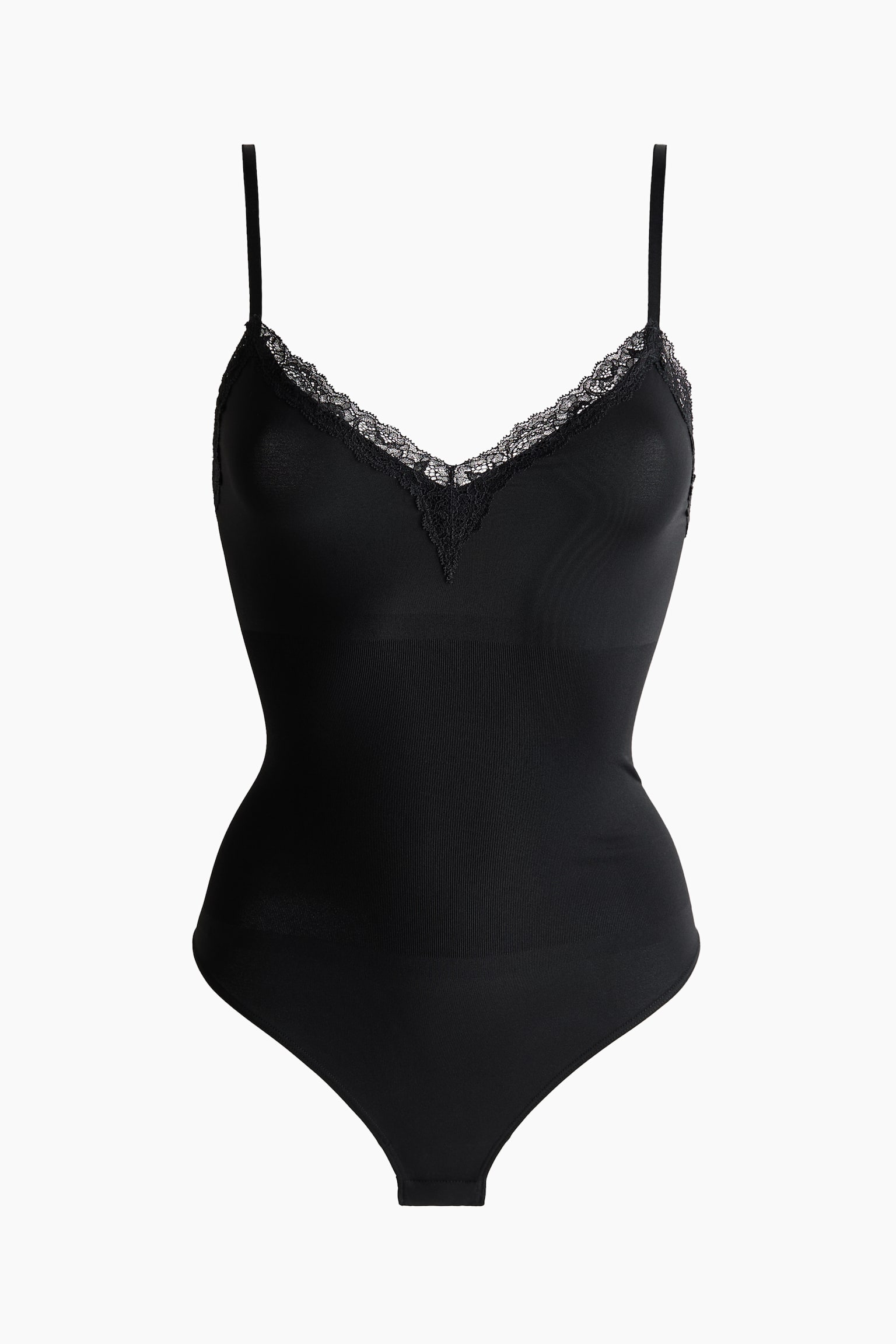 Um body preto está apresentado de frente, com um decote em V adornado com uma delicada renda preta e alças finas. Exibe uma silhueta ajustada, transicionando de uma seção superior lisa para um torso inferior subtilmente canelado, terminando com uma parte inferior em estilo tanga. - 1