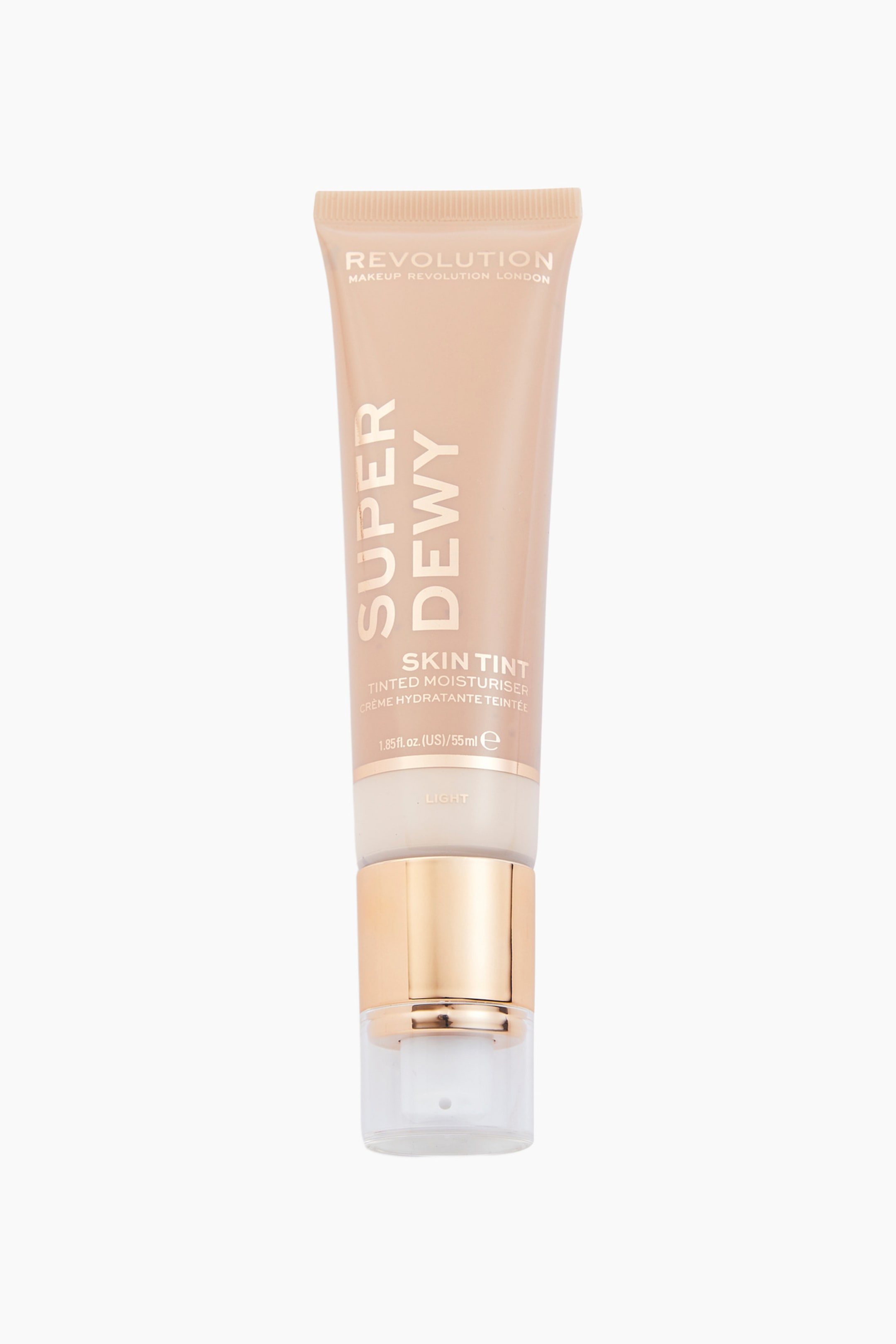 Se større billede: Superdewy Tinted Moisturiser står lodret og har en ferskentonet squeeze-tube med markante hvide bogstaver, der læser "SUPER DEWY." Tuben smalner ned mod en skinnende rosaguld pumpedispenser med et gennemsigtigt beskyttelseslåg og en klar ring nær bunden, som afslører den lyse creme indeni.